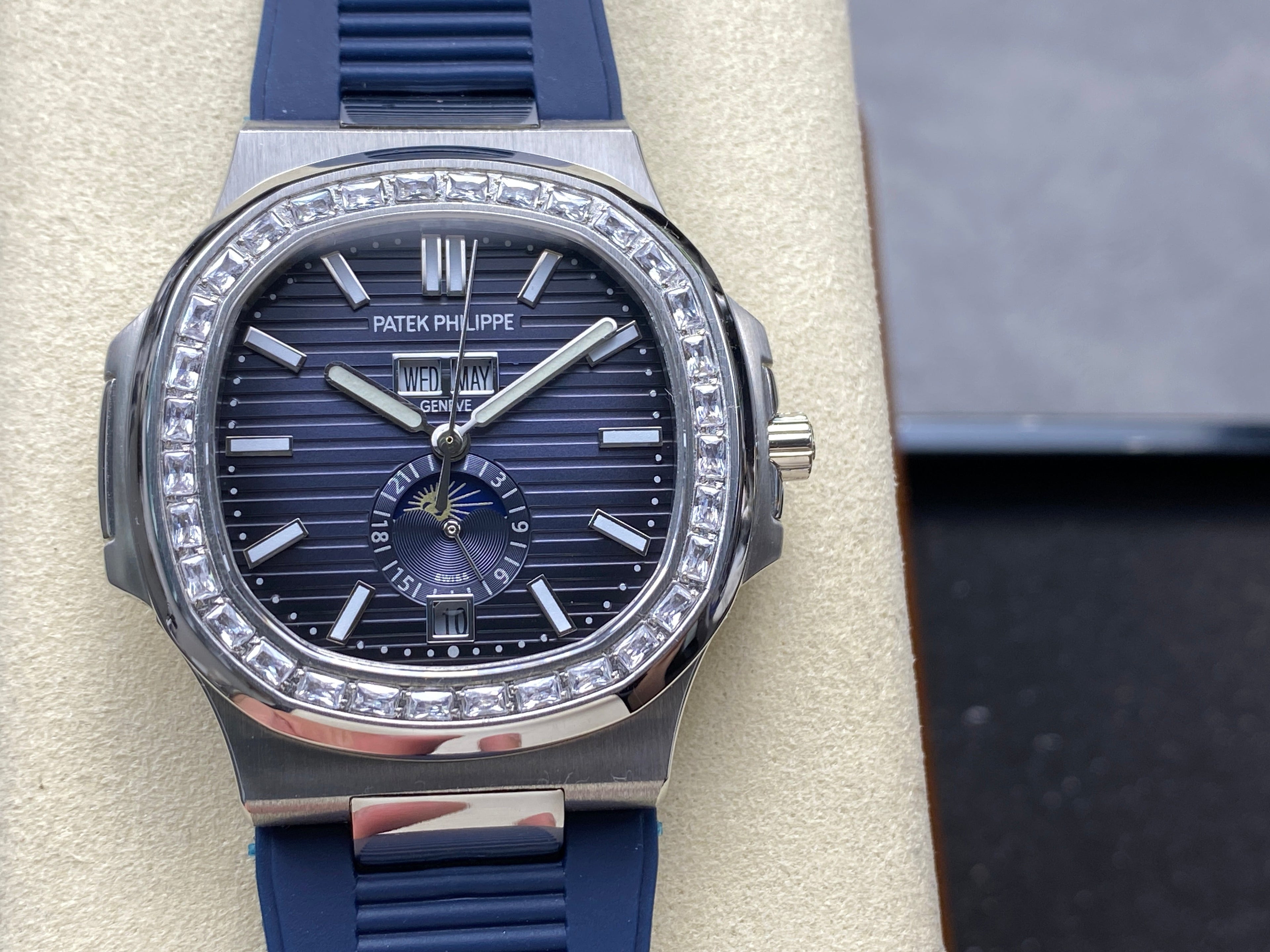 NAUTILUS STEEL ATTACHED DIAMOND BEZEL BLUE RUBBER STRAP