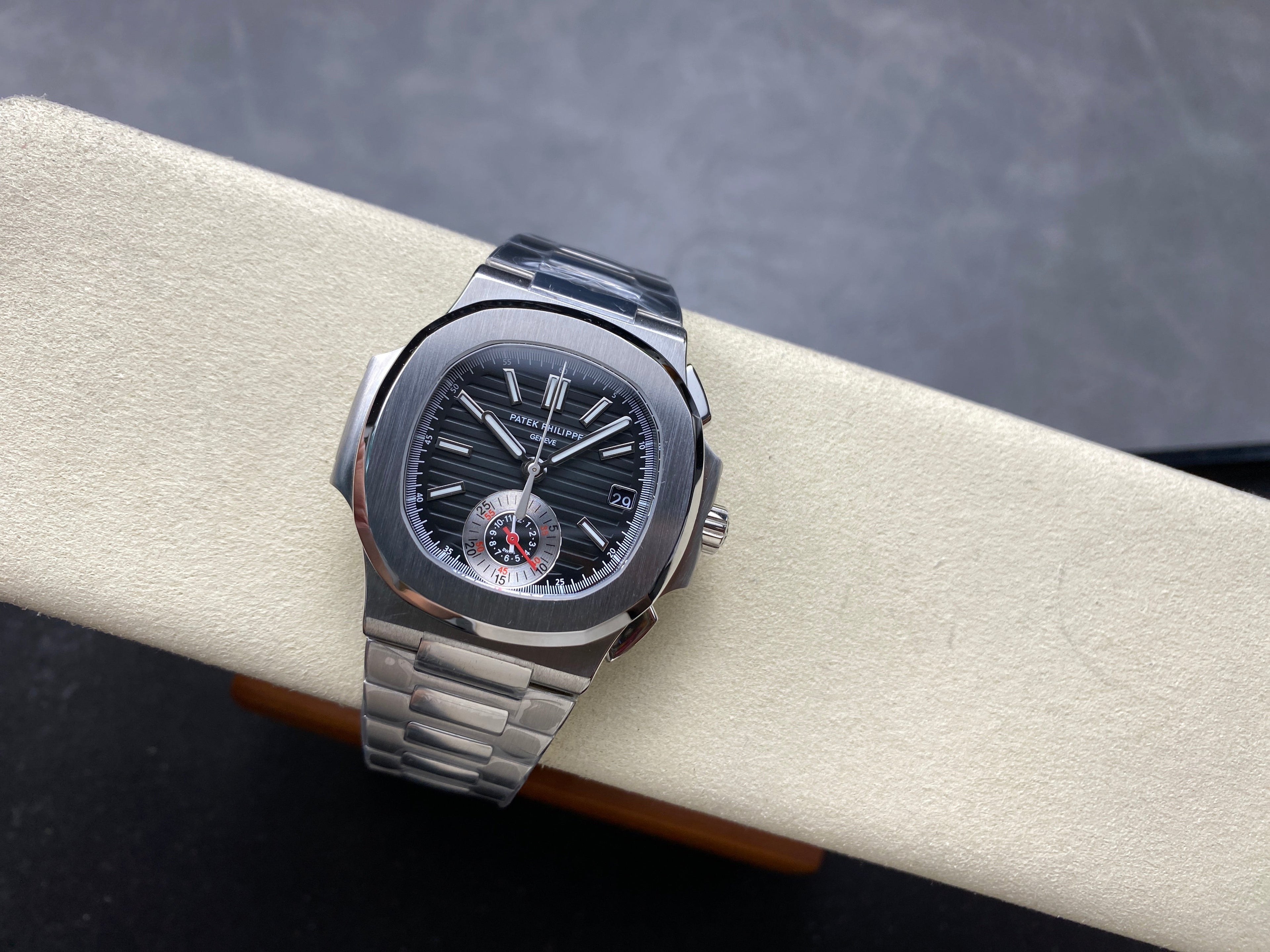 NAUTILUS ALL STEEL BLACK DIAL