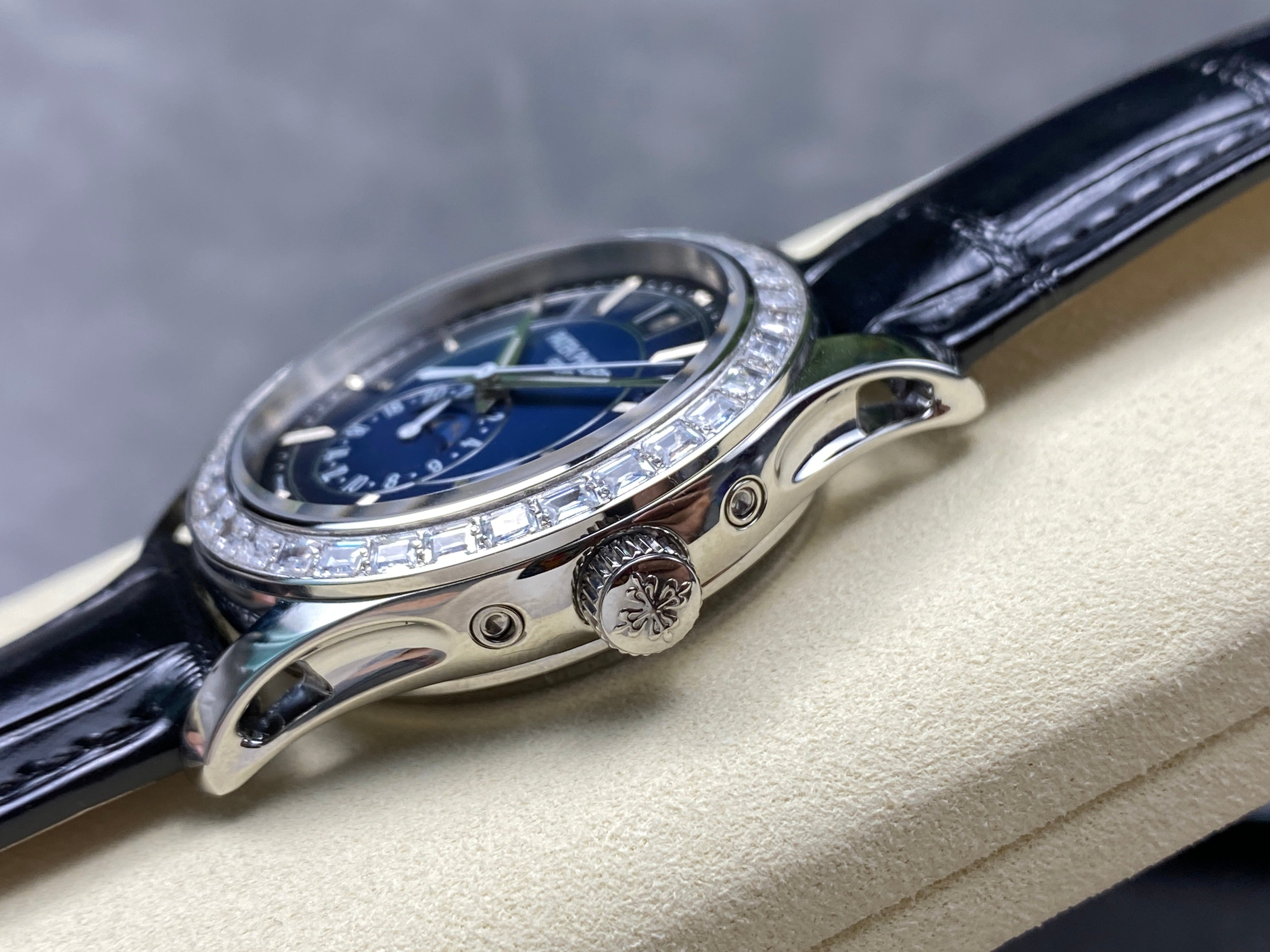 ANNUAL CALENDAR STEEL ATTACHED DIAMOND BEZEL NAVY BLUE DIAL
