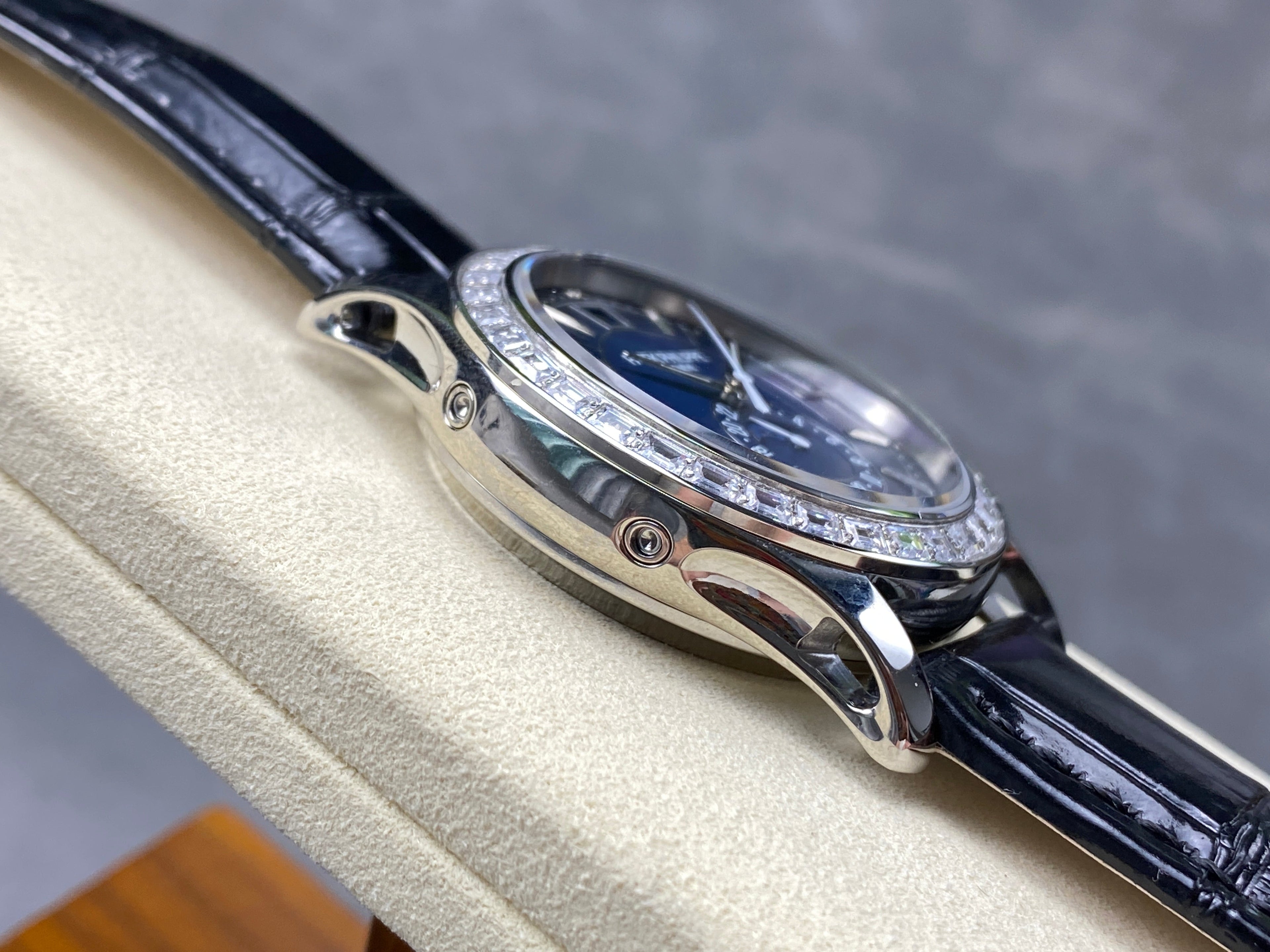 ANNUAL CALENDAR STEEL ATTACHED DIAMOND BEZEL NAVY BLUE DIAL