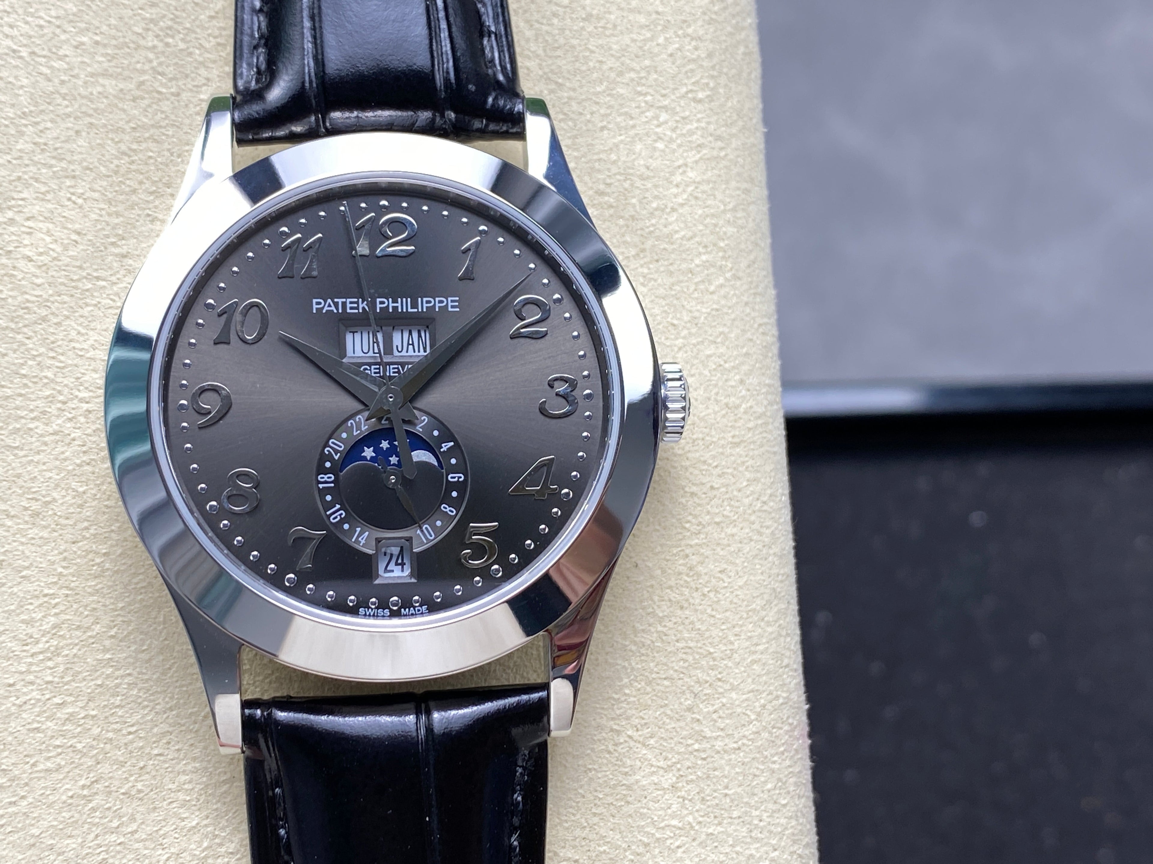 ANNUAL CALENDAR SELF-WINDING WHITE GOLD CASE DARK GRAY DIAL