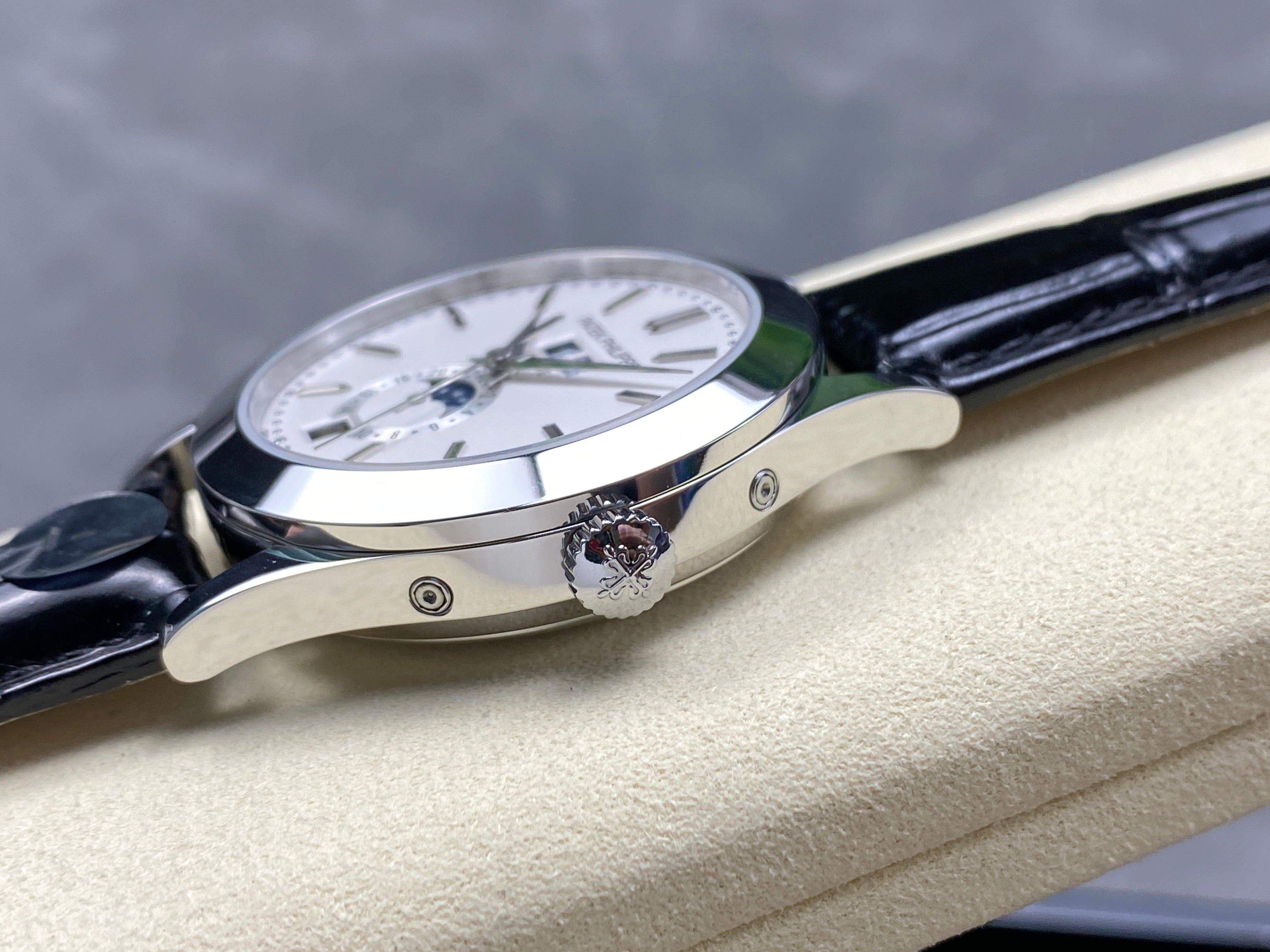 ANNUAL CALENDAR SELF-WINDING WHITE GOLD CASE BROWN BLACK STRAP