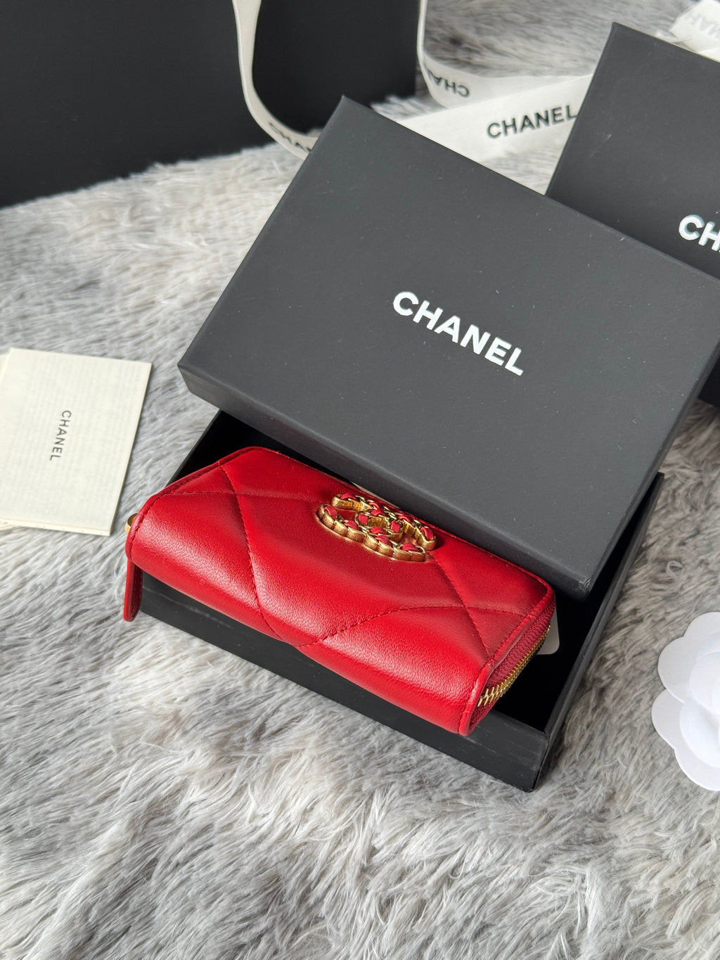 CC ZIPPED CARD HOLDER 11 IN RED LAMBSKIN GOLD-TONE METALLIC
