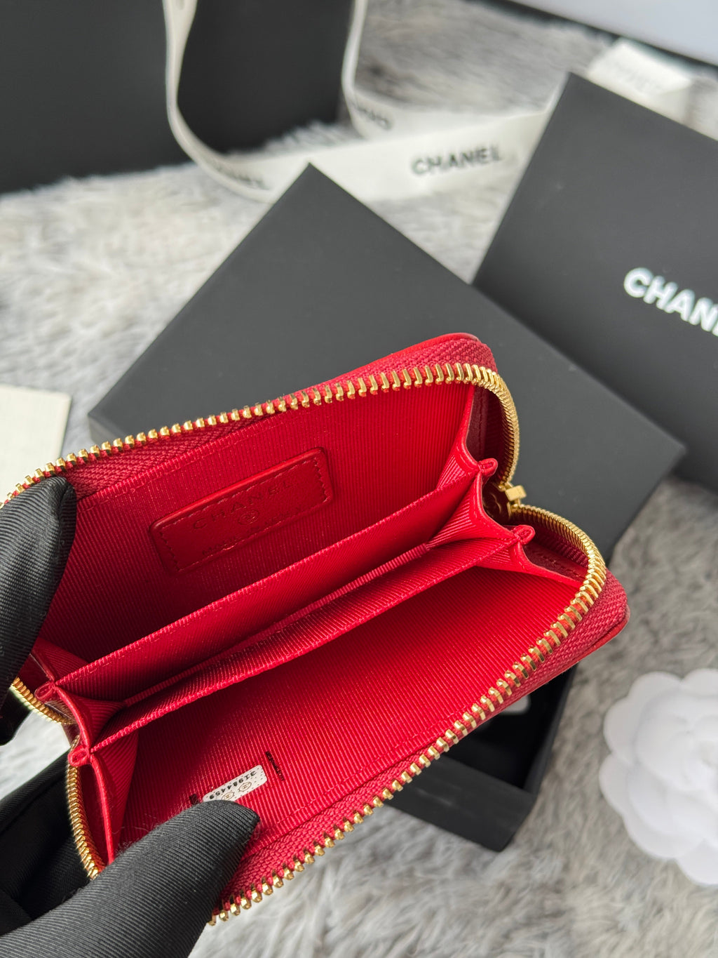 CC ZIPPED CARD HOLDER 11 IN RED LAMBSKIN GOLD-TONE METALLIC