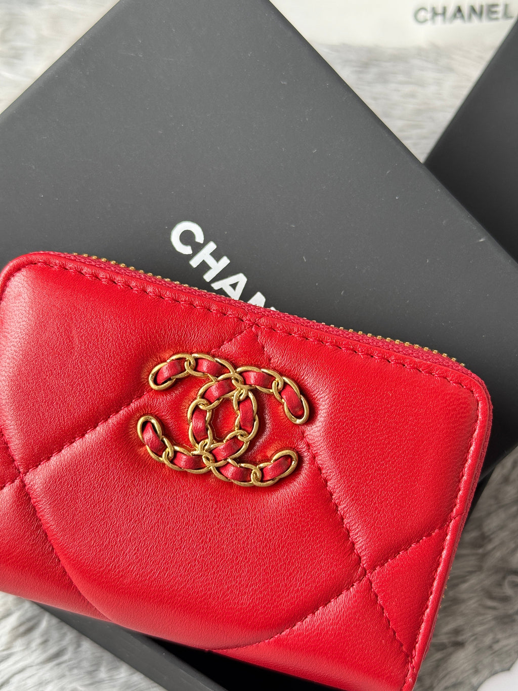 CC ZIPPED CARD HOLDER 11 IN RED LAMBSKIN GOLD-TONE METALLIC