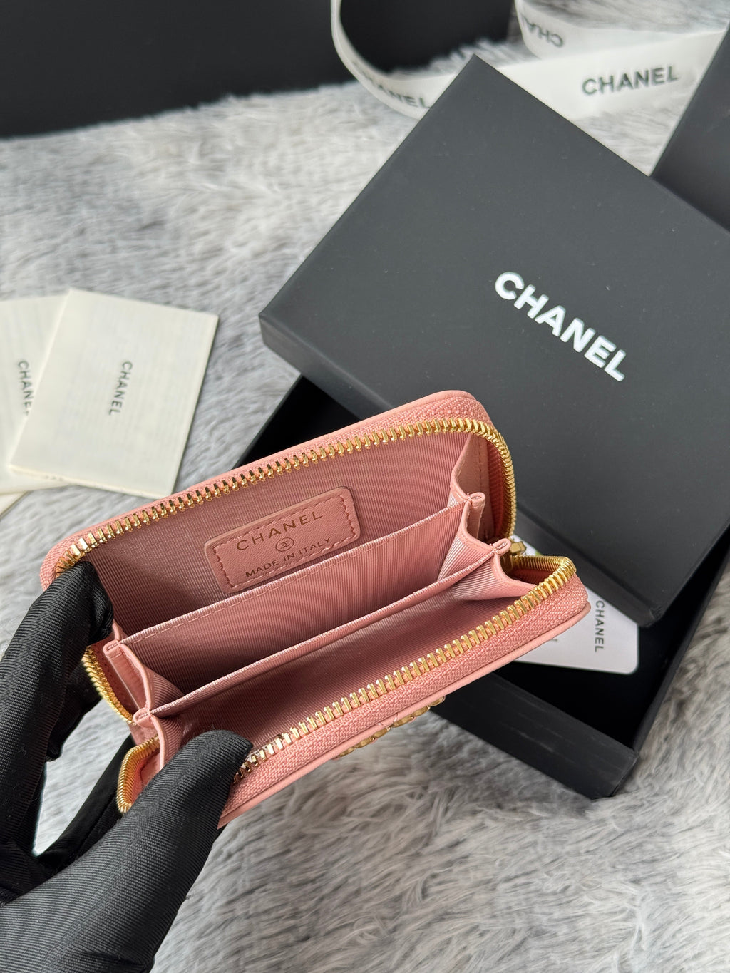 CC ZIPPED CARD HOLDER 11 IN BABY PINK LAMBSKIN GOLD-TONE METALLIC