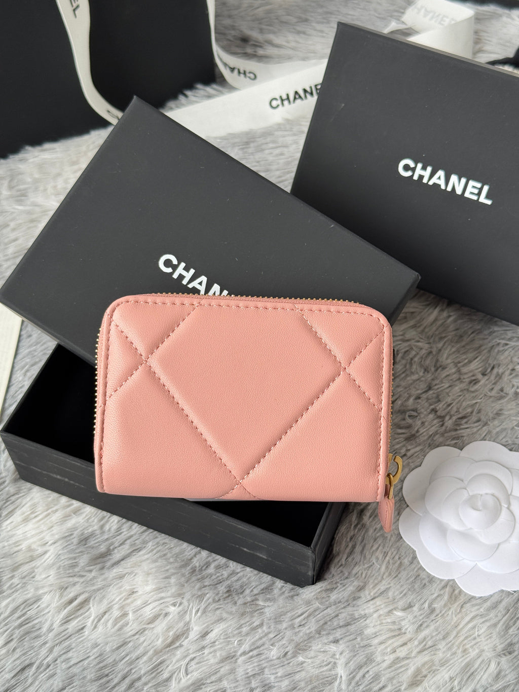 CC ZIPPED CARD HOLDER 11 IN BABY PINK LAMBSKIN GOLD-TONE METALLIC
