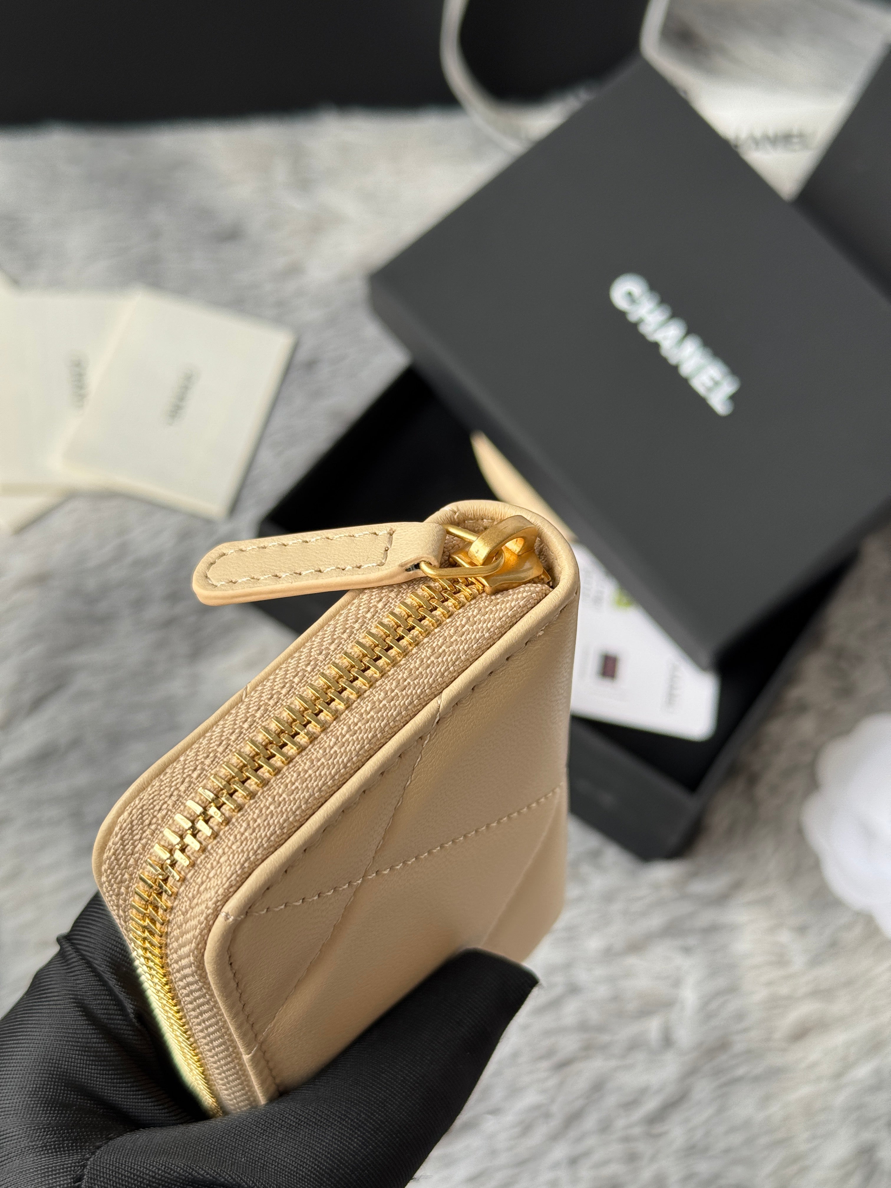 CC ZIPPED CARD HOLDER 11 IN BEIGE LAMBSKIN GOLD-TONE METALLIC