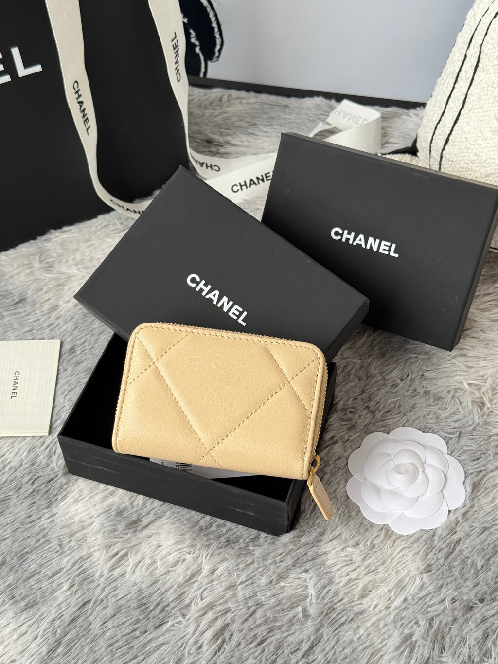CC ZIPPED CARD HOLDER 11 IN BEIGE LAMBSKIN GOLD-TONE METALLIC