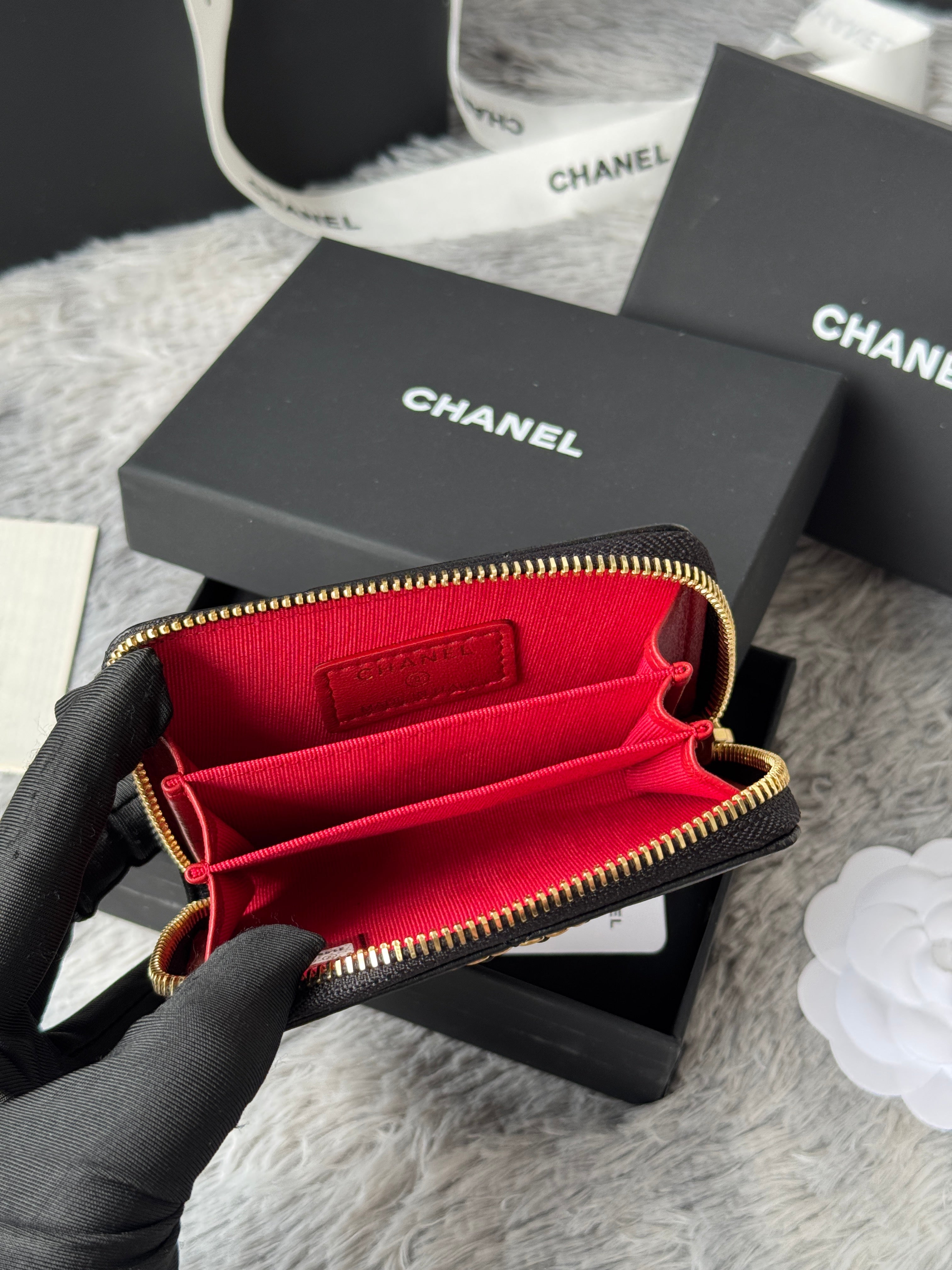 CC ZIPPED CARD HOLDER 11 IN BLACK LAMBSKIN GOLD-TONE METALLIC