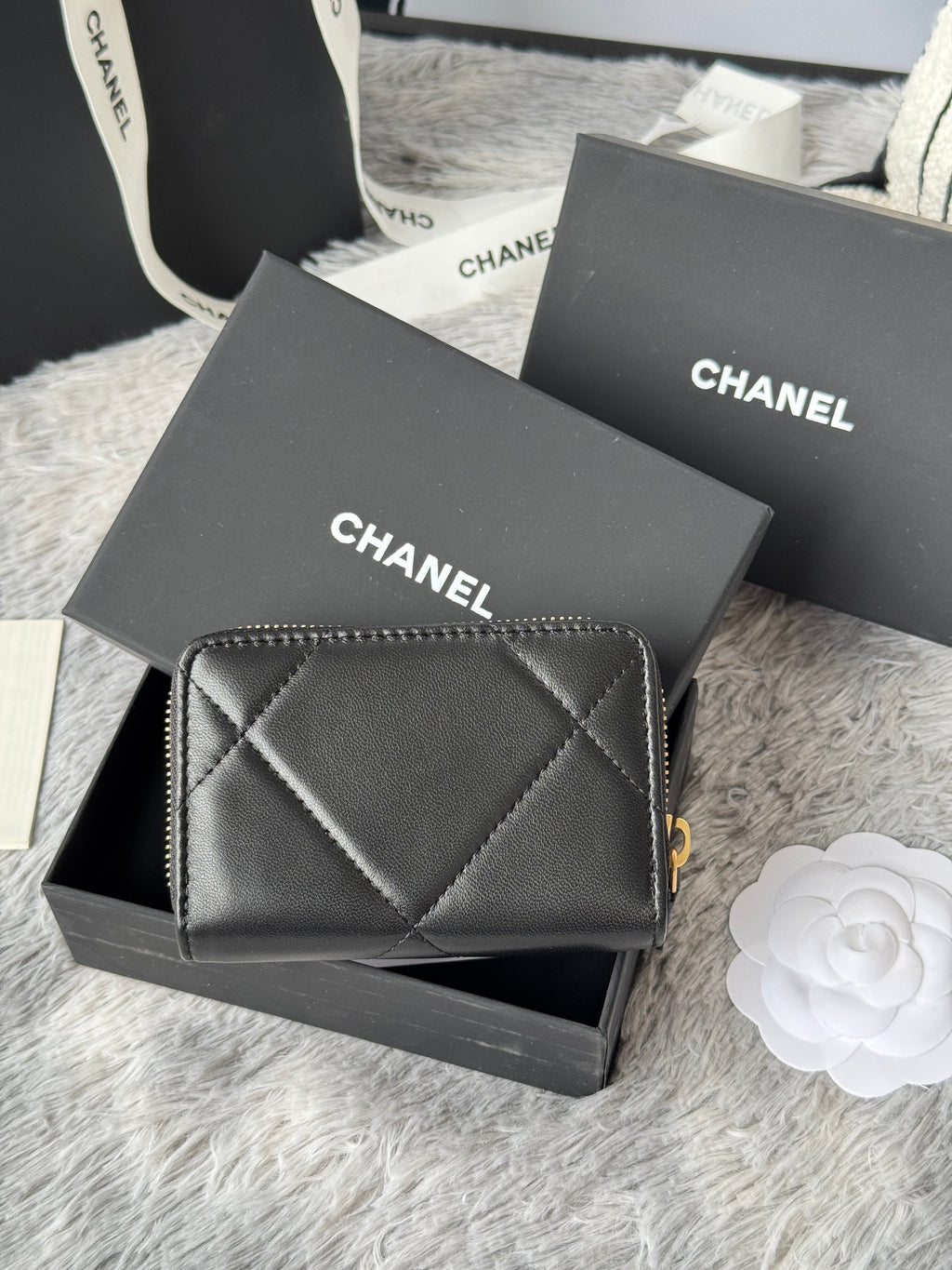 CC ZIPPED CARD HOLDER 11 IN BLACK LAMBSKIN GOLD-TONE METALLIC