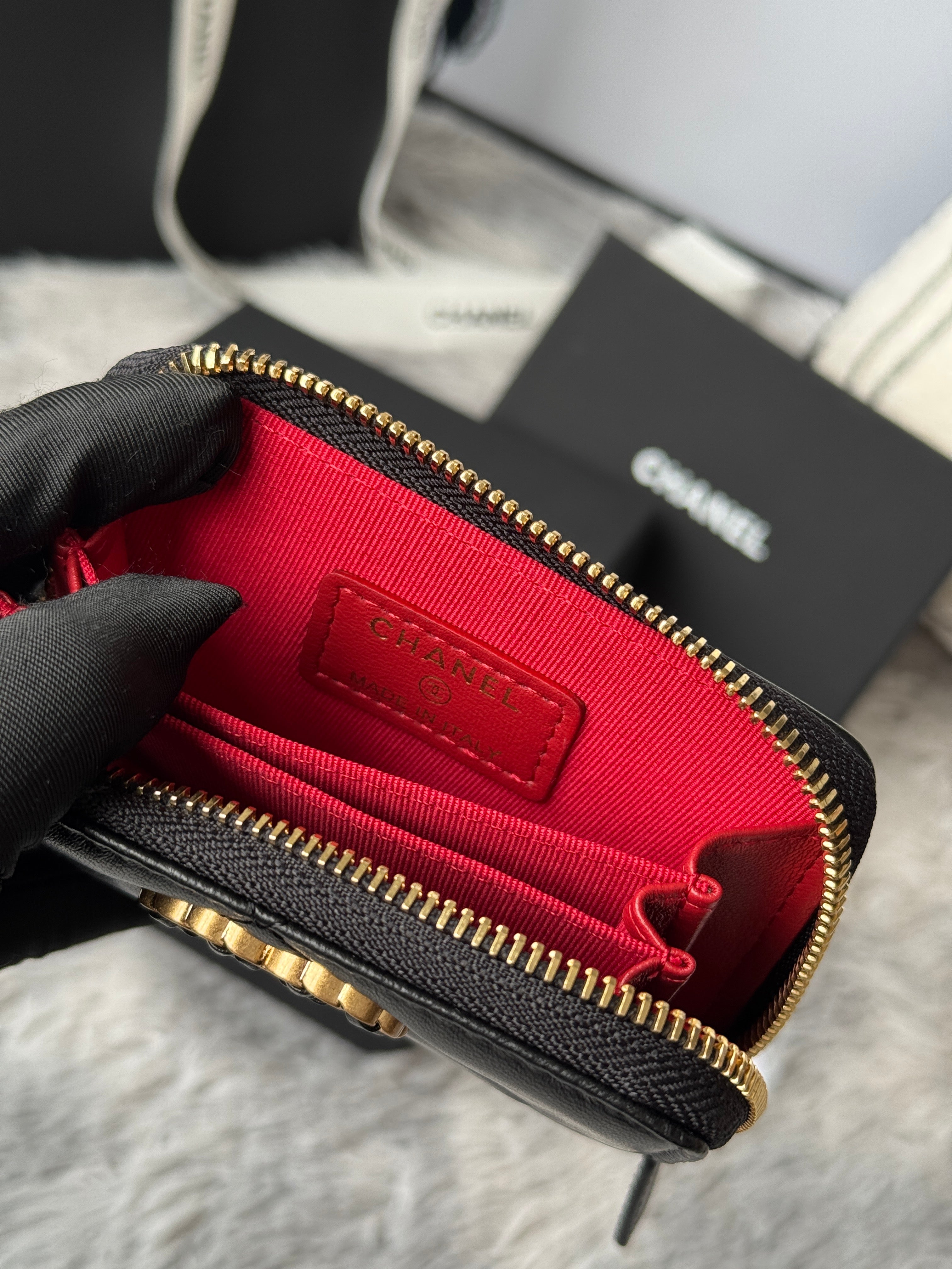 CC ZIPPED CARD HOLDER 11 IN BLACK LAMBSKIN GOLD-TONE METALLIC