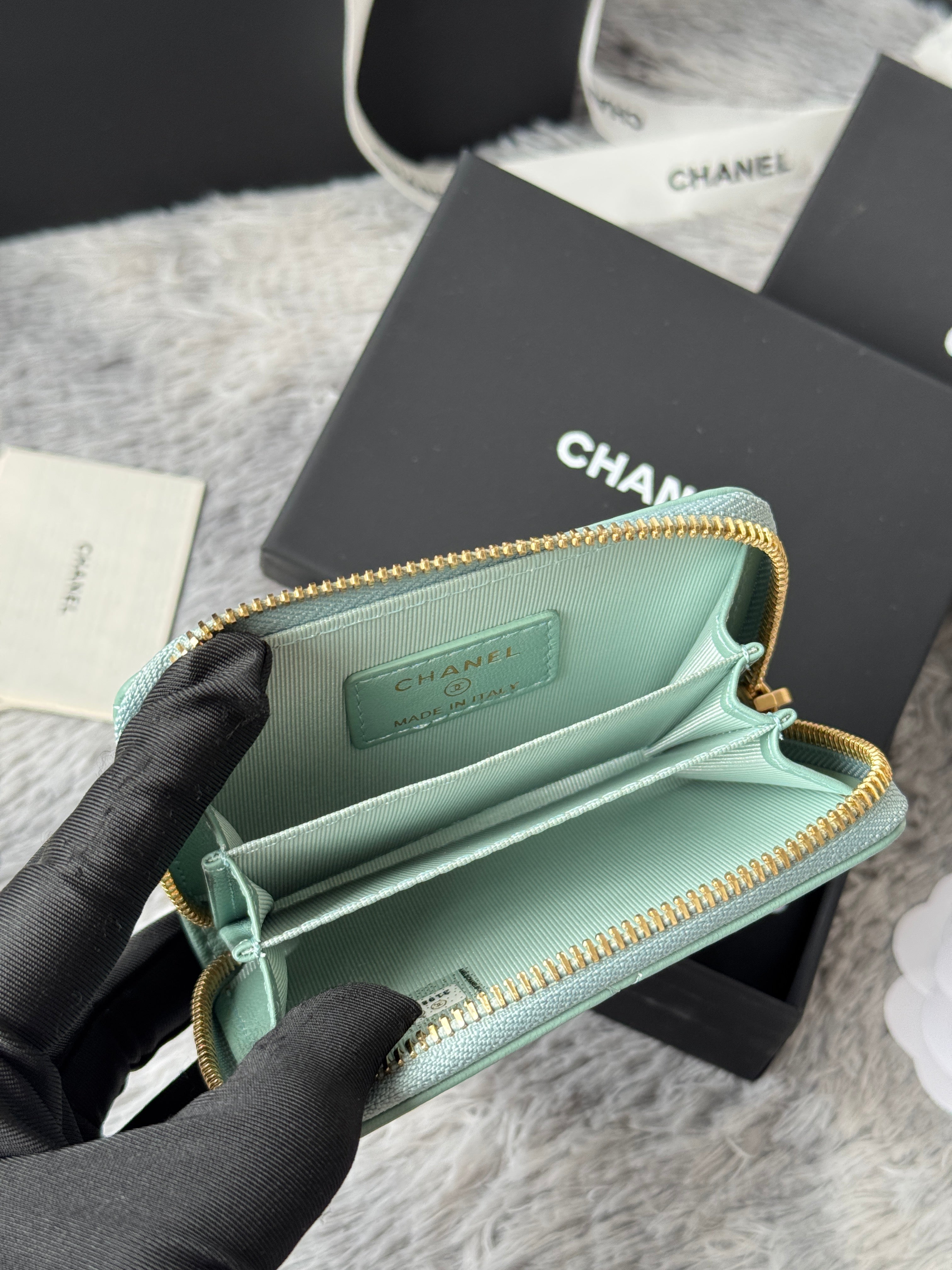 CC ZIPPED CARD HOLDER 11 IN BABY GREEN LAMBSKIN GOLD-TONE METALLIC