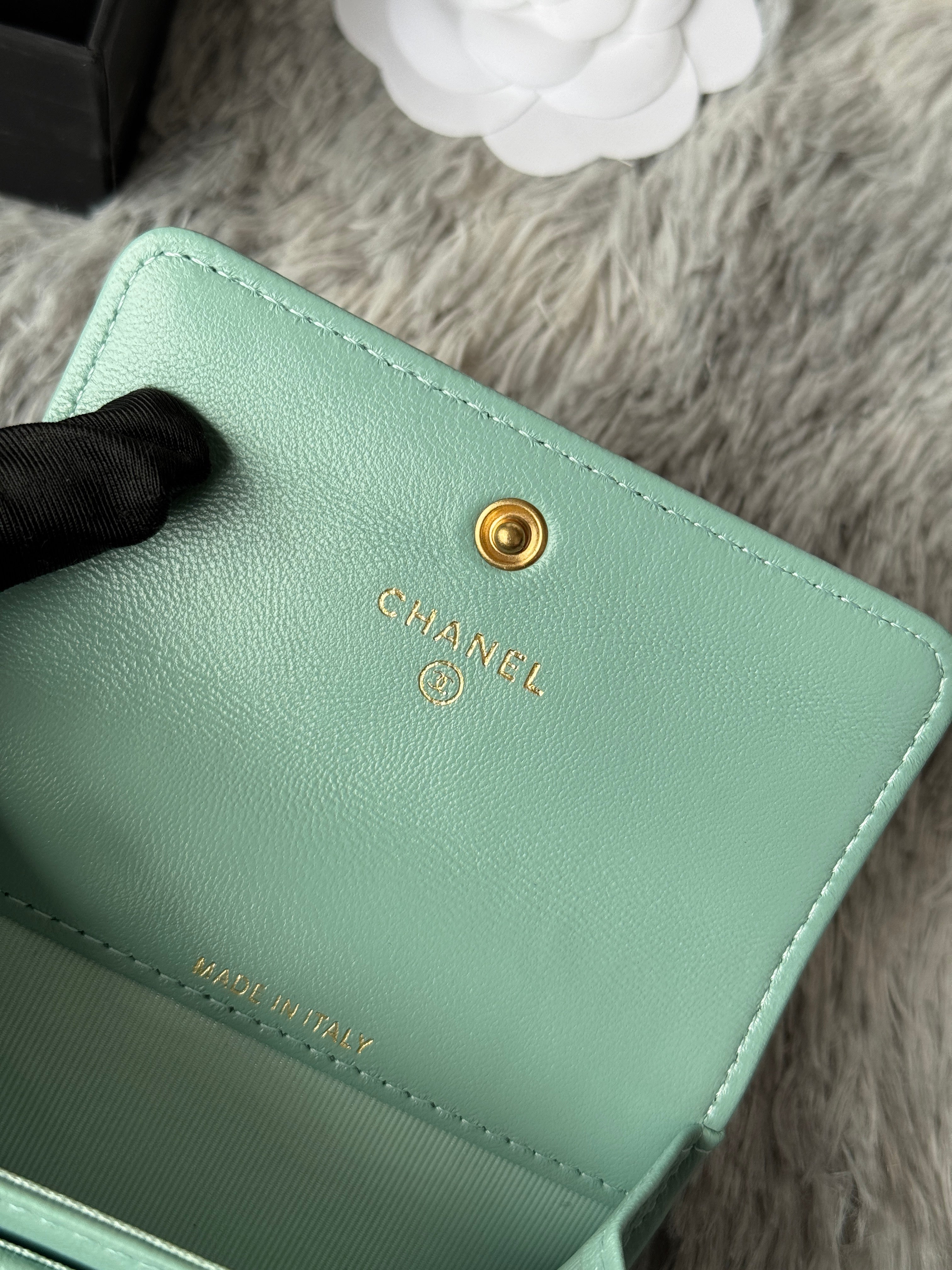 MINI FLAP CARD HOLDER 11 IN BABY GREEN LAMBSKIN GOLD-TONE METALLIC
