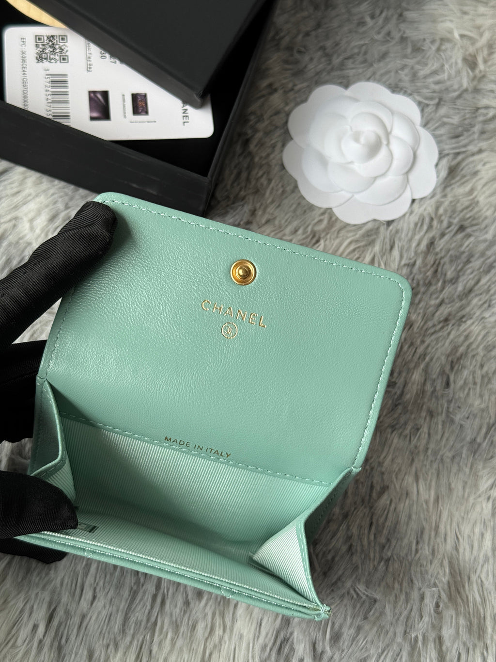 MINI FLAP CARD HOLDER 11 IN BABY GREEN LAMBSKIN GOLD-TONE METALLIC