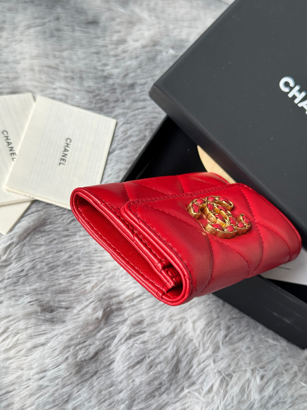 MINI FLAP CARD HOLDER 11 IN RED LAMBSKIN GOLD-TONE METALLIC