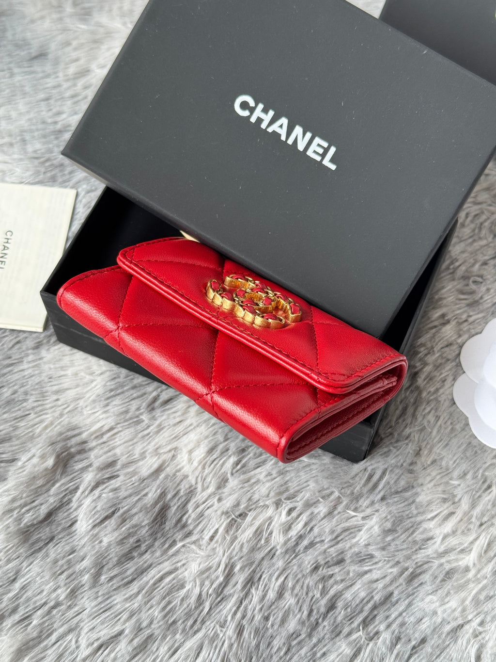 MINI FLAP CARD HOLDER 11 IN RED LAMBSKIN GOLD-TONE METALLIC