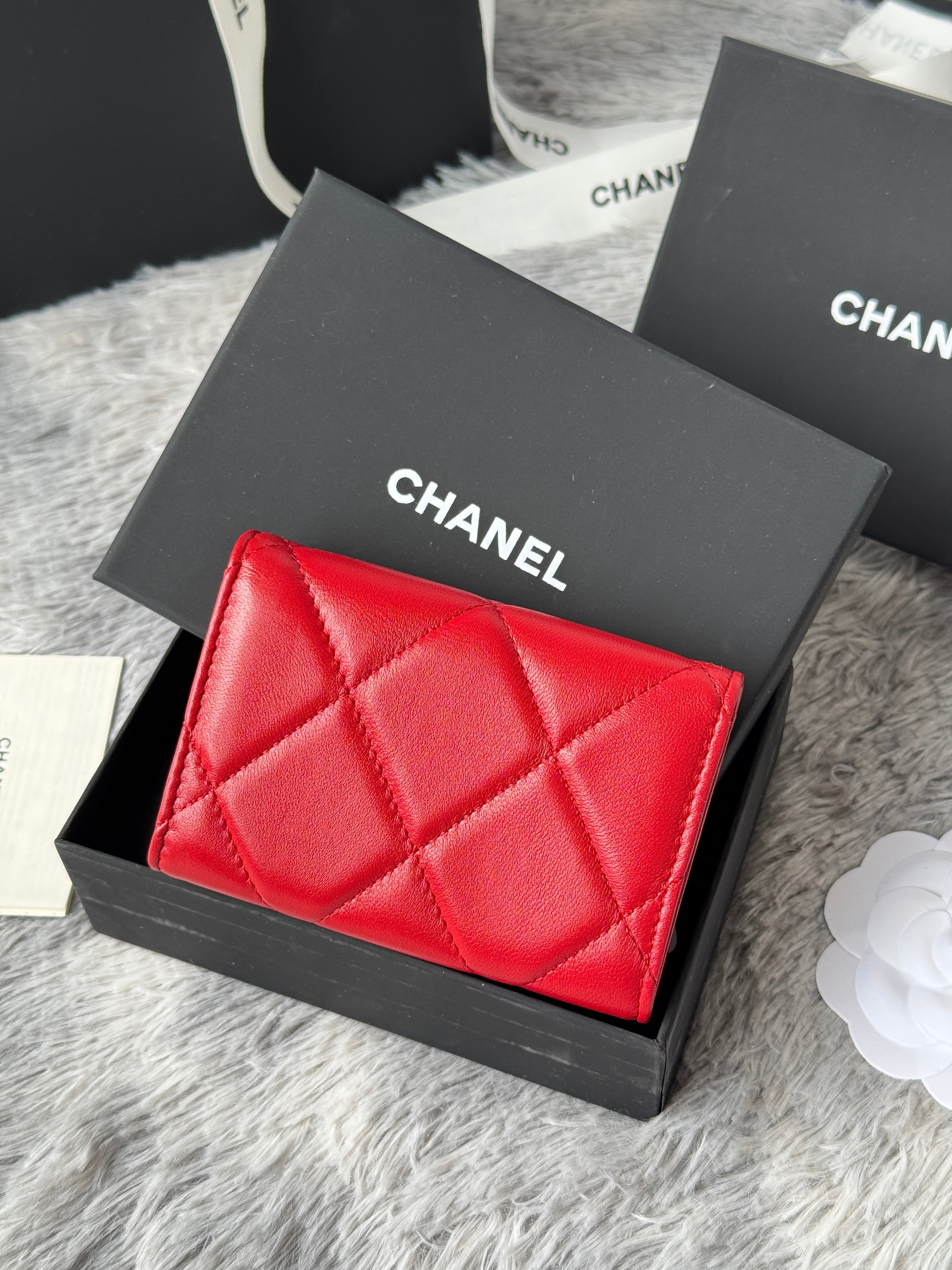MINI FLAP CARD HOLDER 11 IN RED LAMBSKIN GOLD-TONE METALLIC