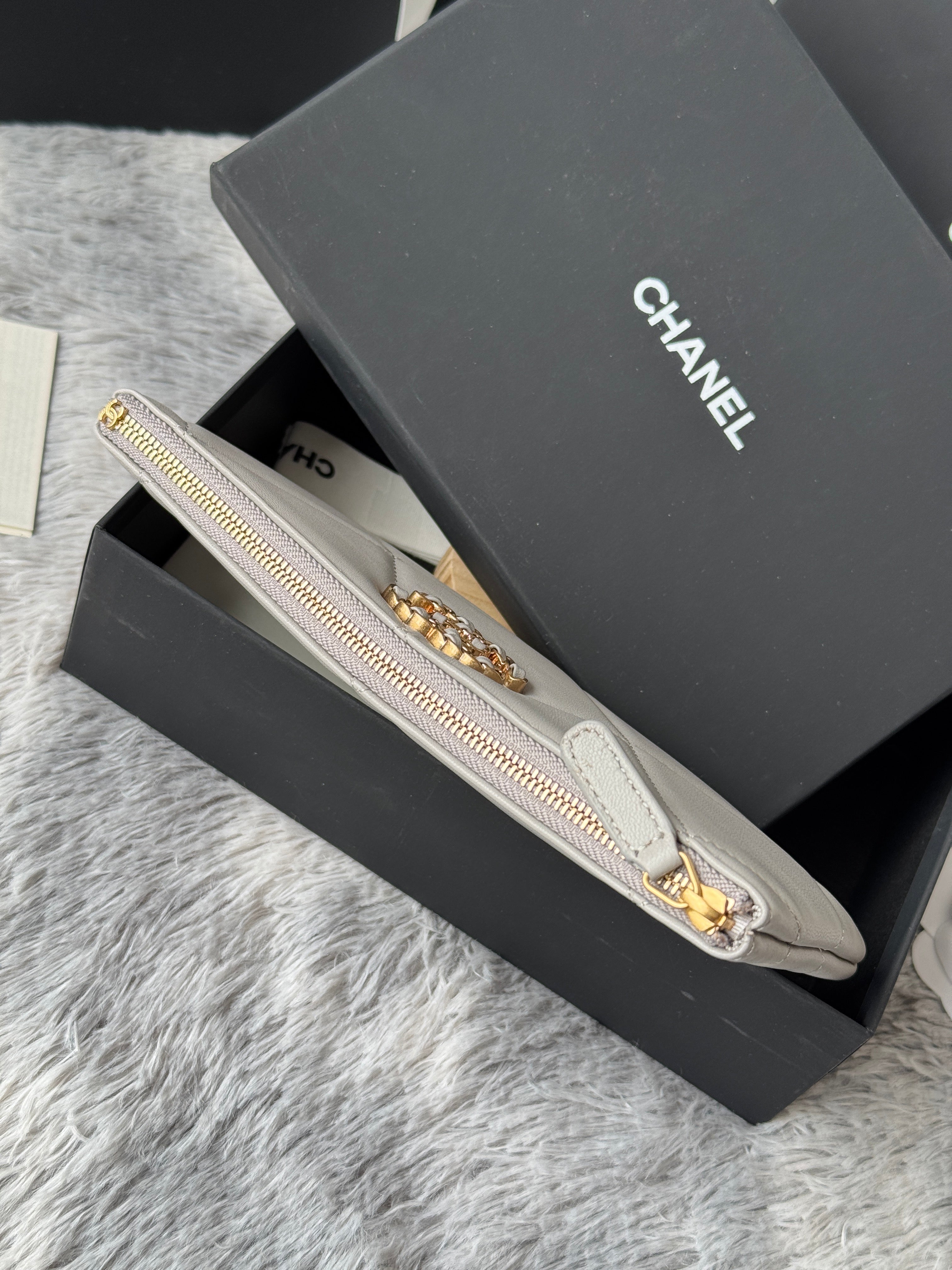 CLASSIC ZIPPER POUCH 20 IN GREY SMOOTH LAMBSKIN GOLD-TONE HARDWARE