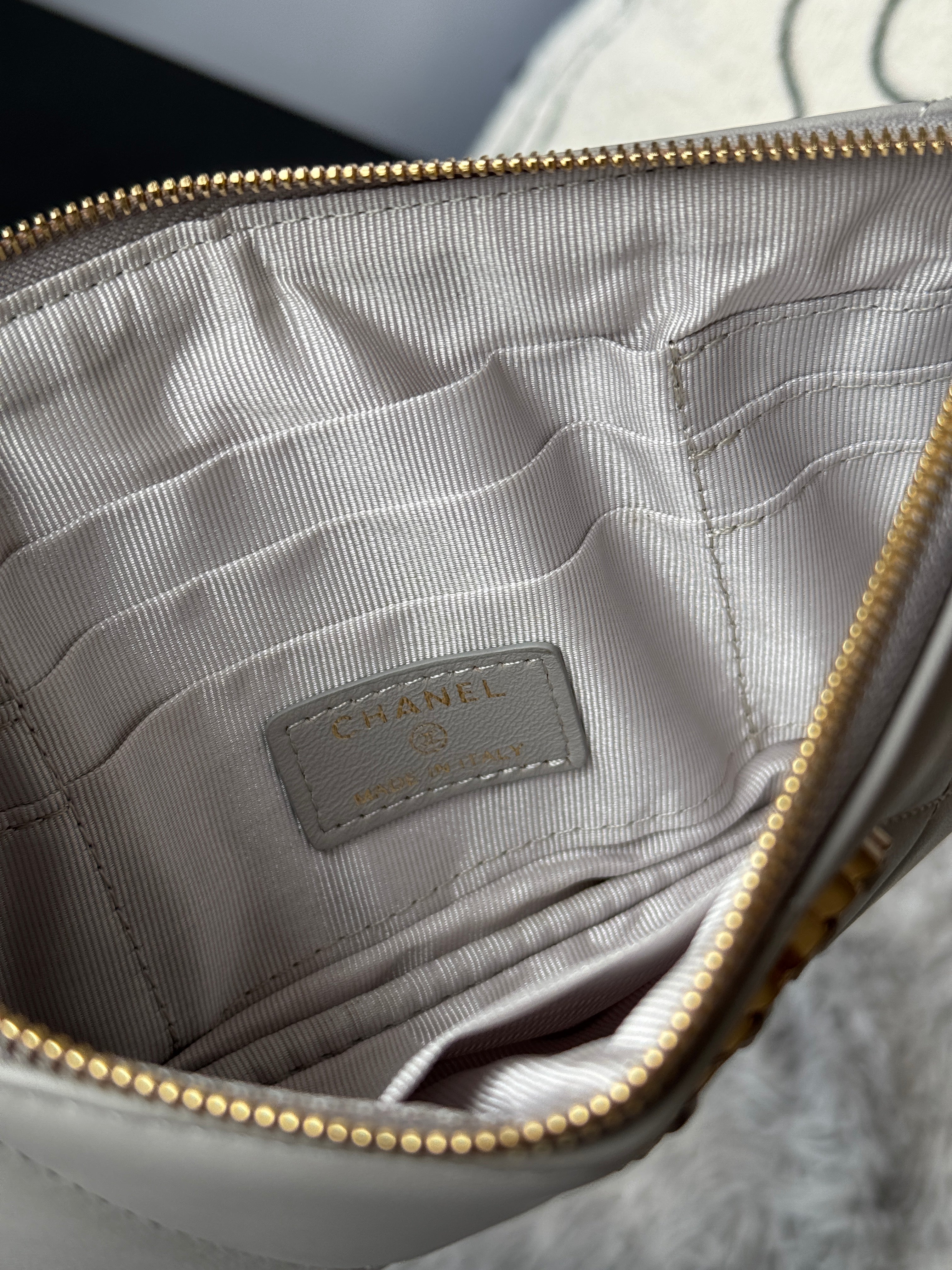 CLASSIC ZIPPER POUCH 20 IN GREY SMOOTH LAMBSKIN GOLD-TONE HARDWARE