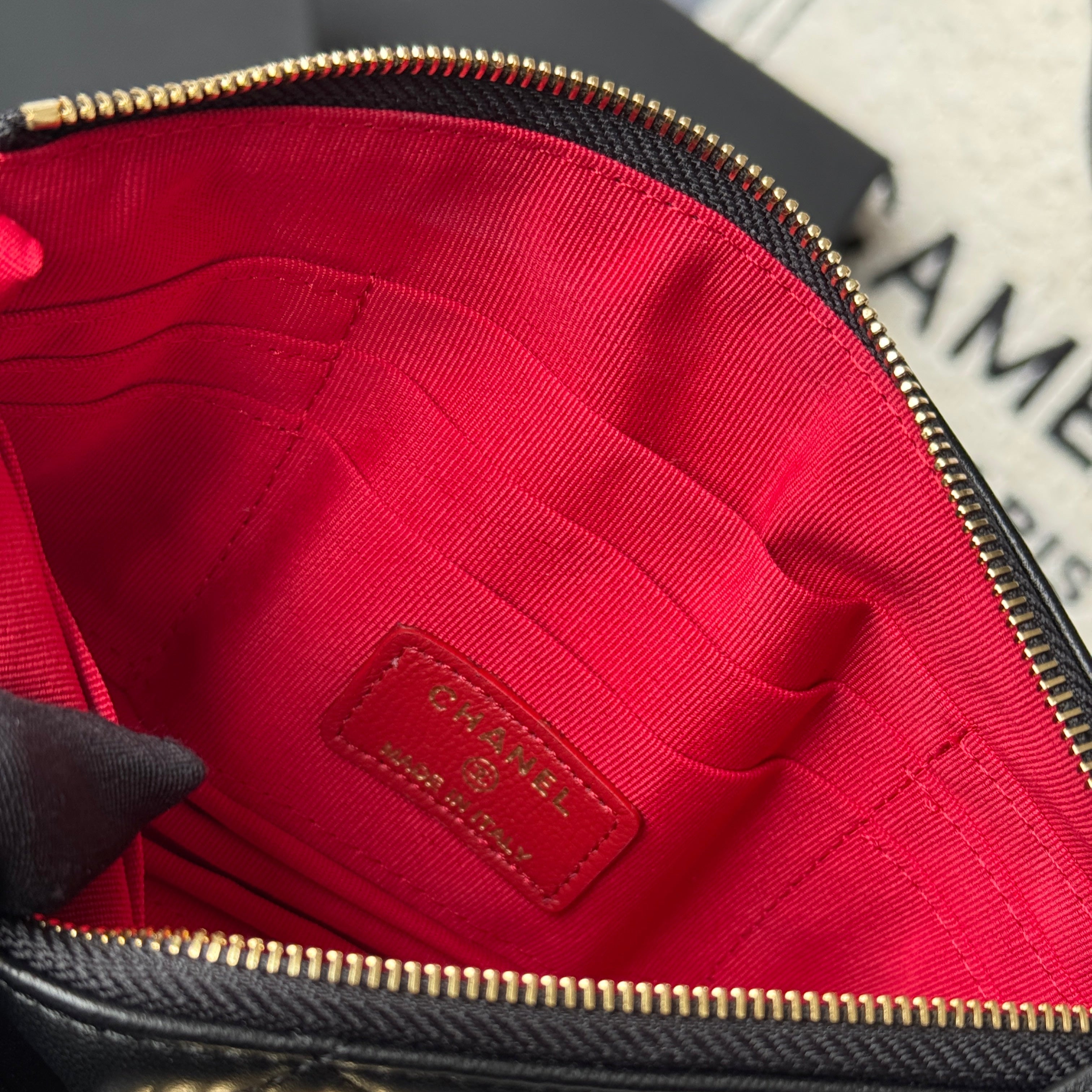 CLASSIC ZIPPER POUCH 20 IN BLACK SMOOTH LAMBSKIN GOLD-TONE HARDWARE