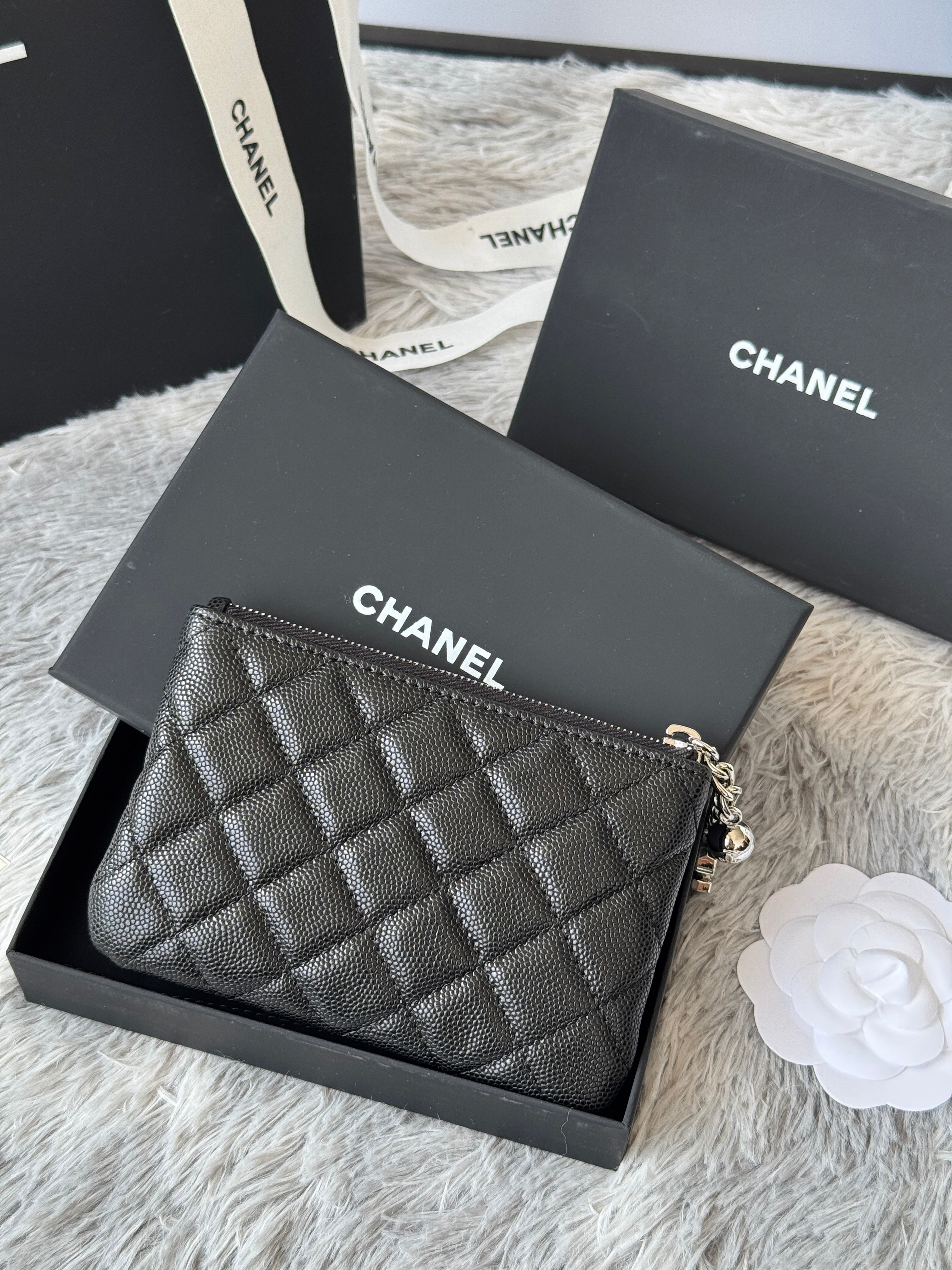 CC CLASSIC ZIPPED POUCH 14 IN BLACK GRAINED CALFSKIN SILVER-TONE CHARM CHAIN