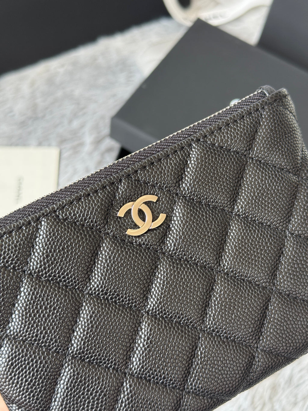 CC CLASSIC ZIPPED POUCH 14 IN BLACK GRAINED CALFSKIN SILVER-TONE CHARM CHAIN