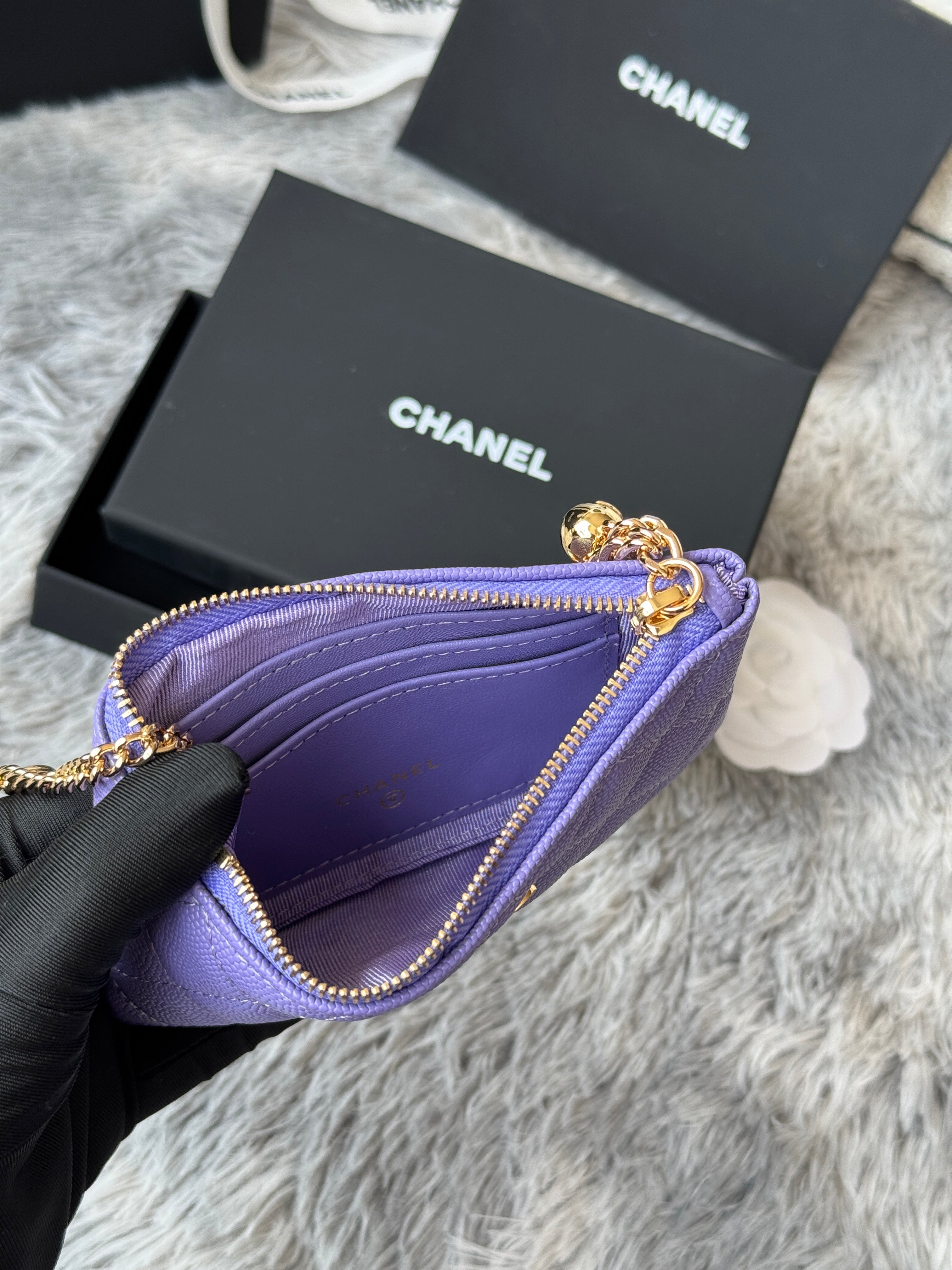 CC CLASSIC ZIPPED POUCH 14 IN BABY PURPLE GRAINED CALFSKIN GOLD-TONE CHARM CHAIN