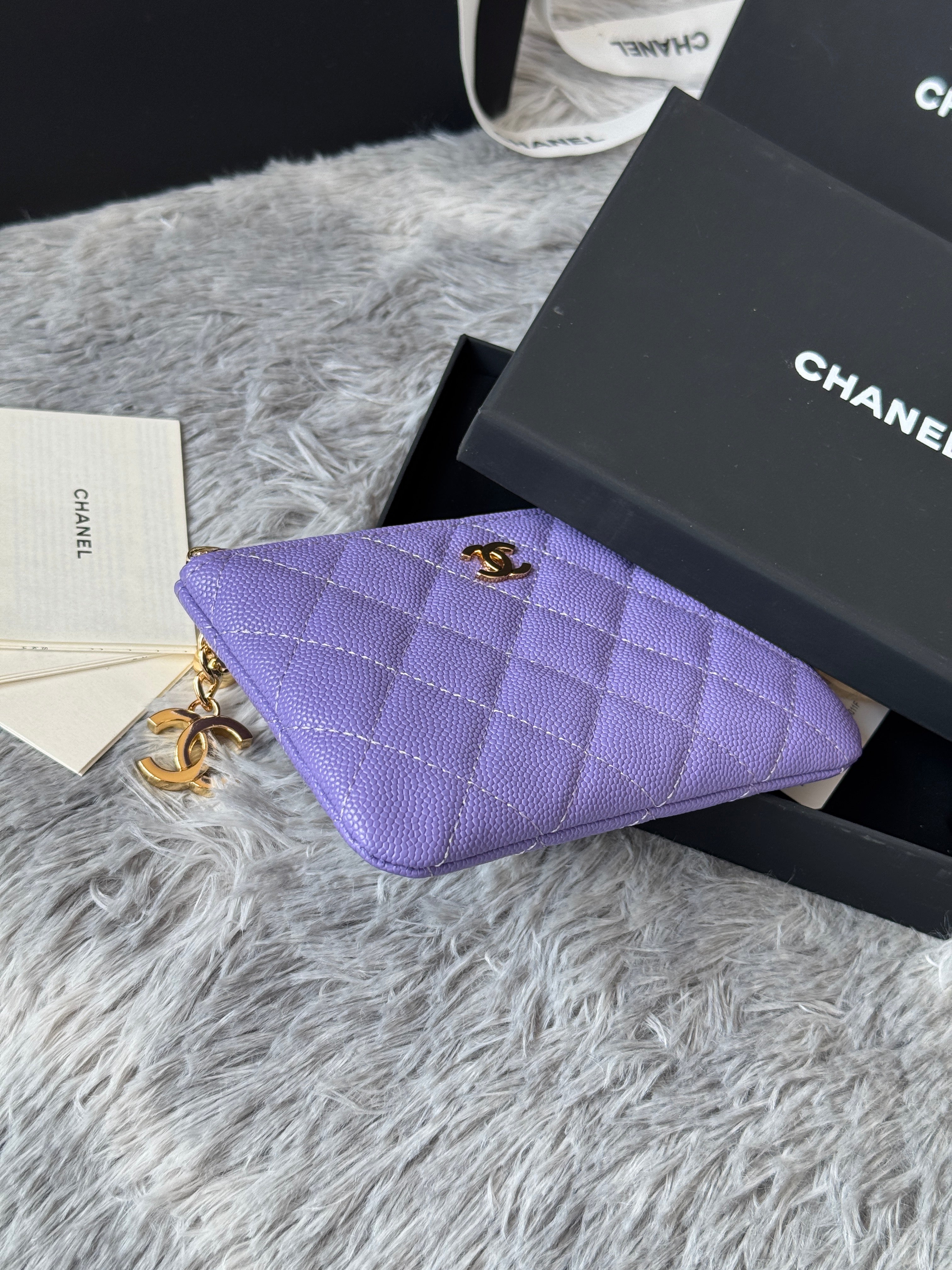 CC CLASSIC ZIPPED POUCH 14 IN BABY PURPLE GRAINED CALFSKIN GOLD-TONE CHARM CHAIN