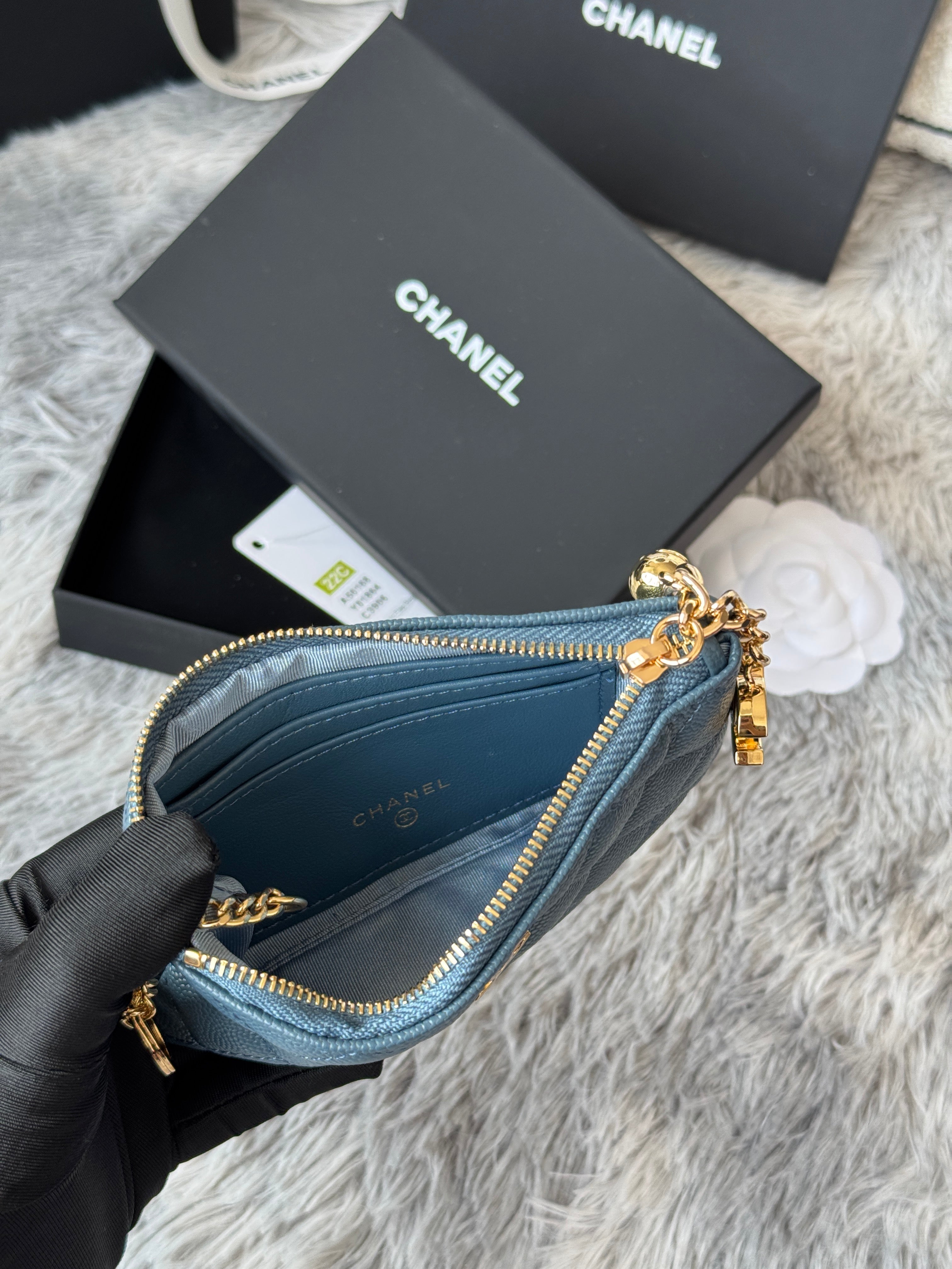 CC CLASSIC ZIPPED POUCH 14 IN NEPAL BLUE GRAINED CALFSKIN GOLD-TONE CHARM CHAIN