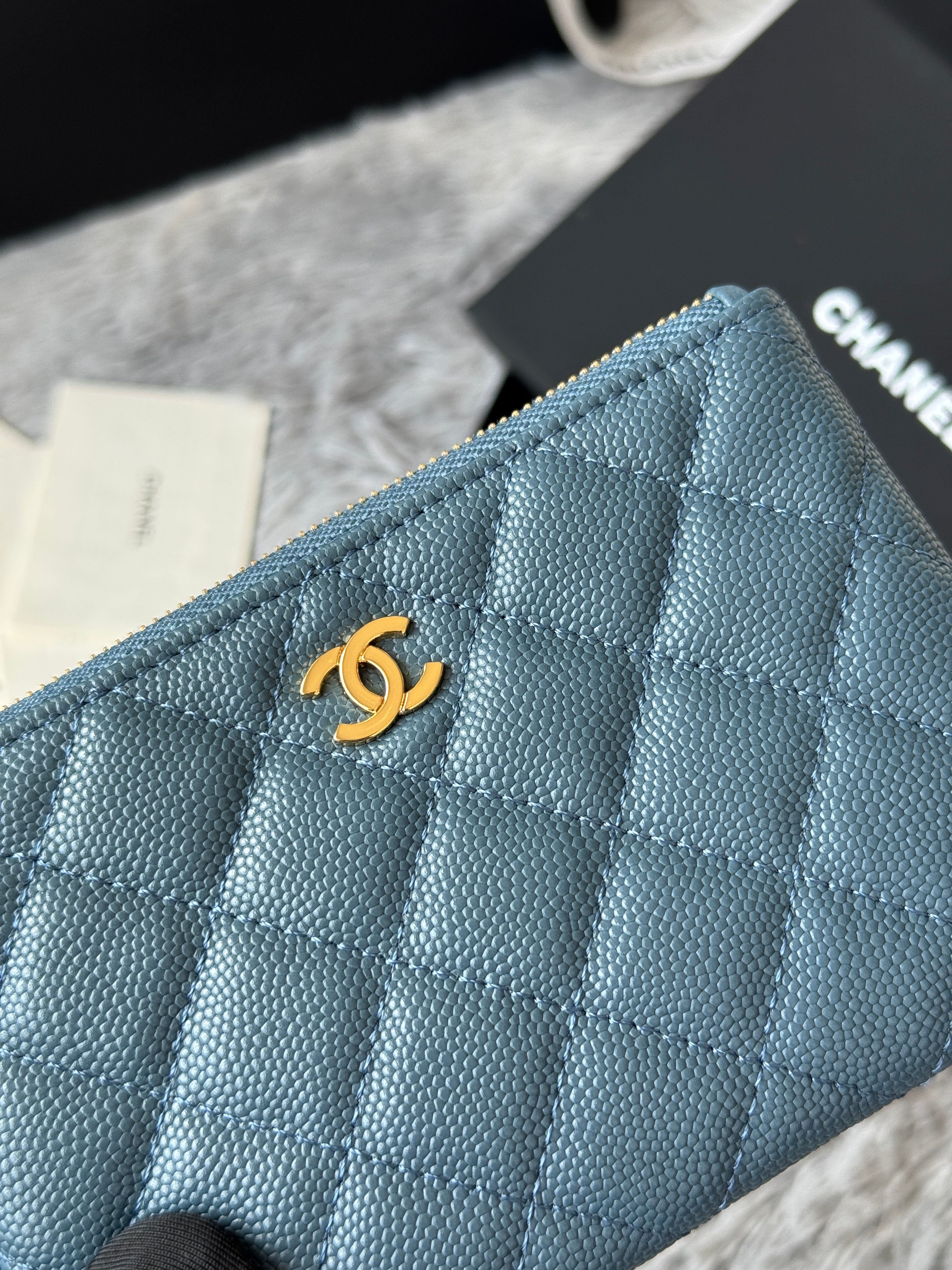 CC CLASSIC ZIPPED POUCH 14 IN NEPAL BLUE GRAINED CALFSKIN GOLD-TONE CHARM CHAIN