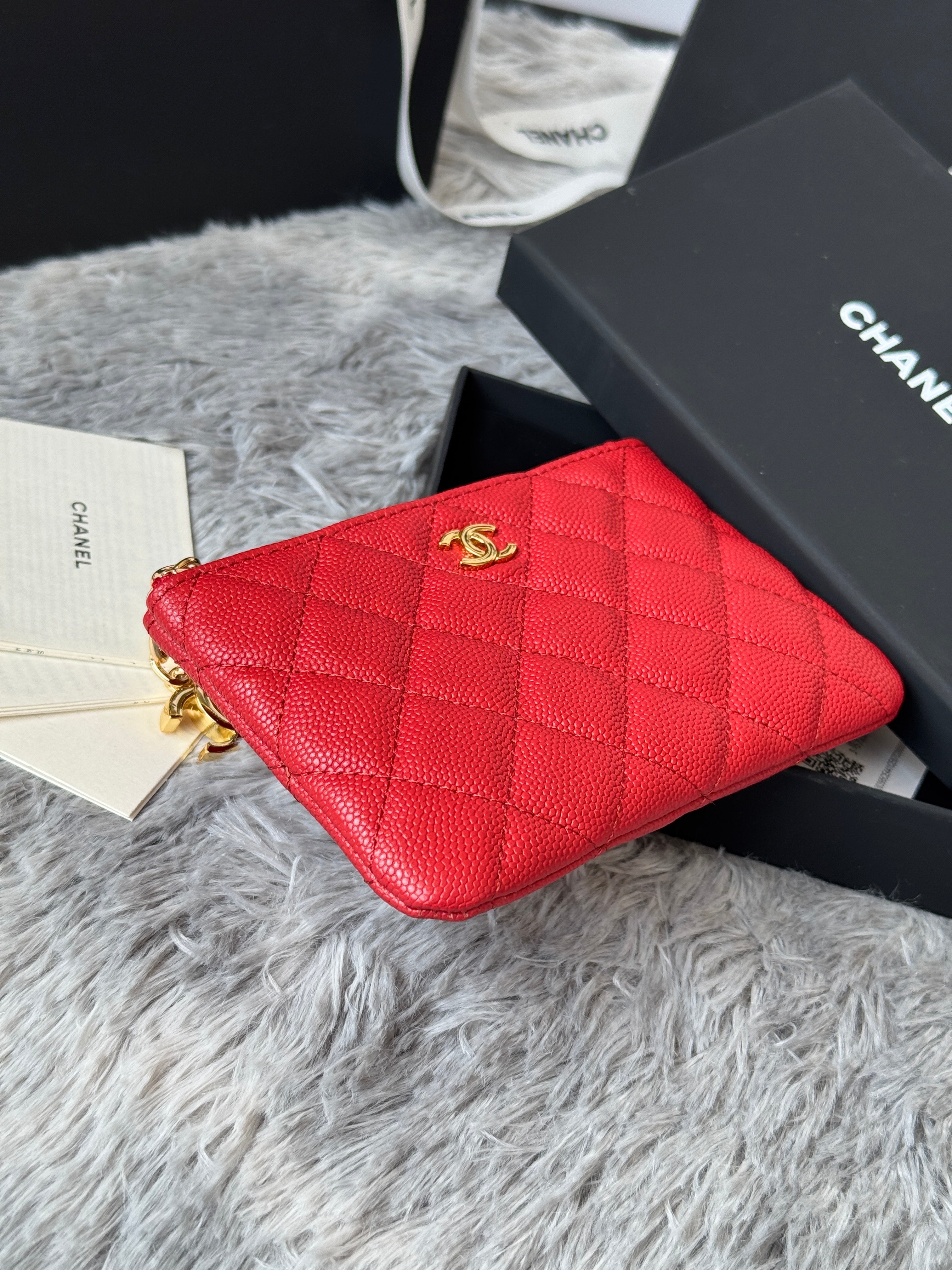 CC CLASSIC ZIPPED POUCH 14 IN RED GRAINED CALFSKIN GOLD-TONE CHARM CHAIN