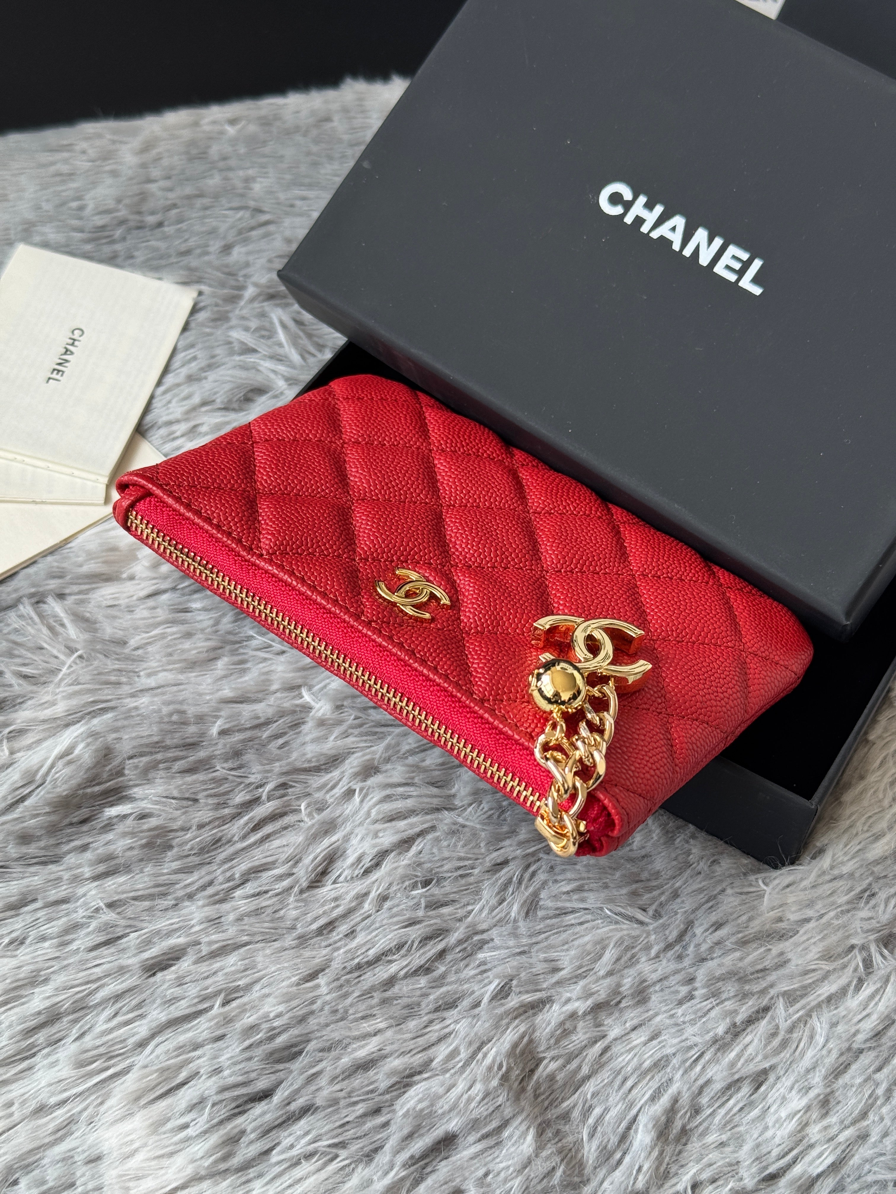 CC CLASSIC ZIPPED POUCH 14 IN RED GRAINED CALFSKIN GOLD-TONE CHARM CHAIN