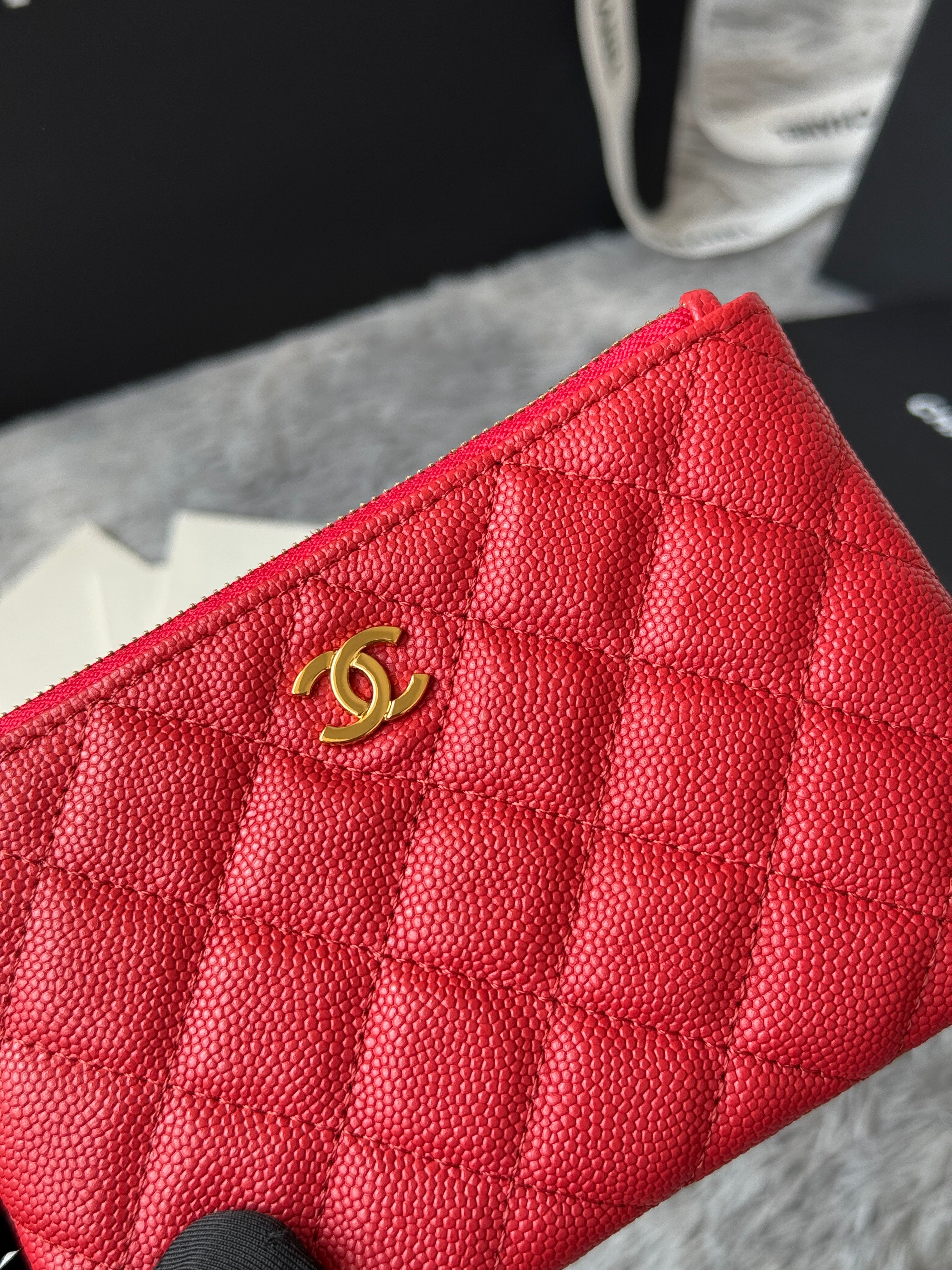 CC CLASSIC ZIPPED POUCH 14 IN RED GRAINED CALFSKIN GOLD-TONE CHARM CHAIN
