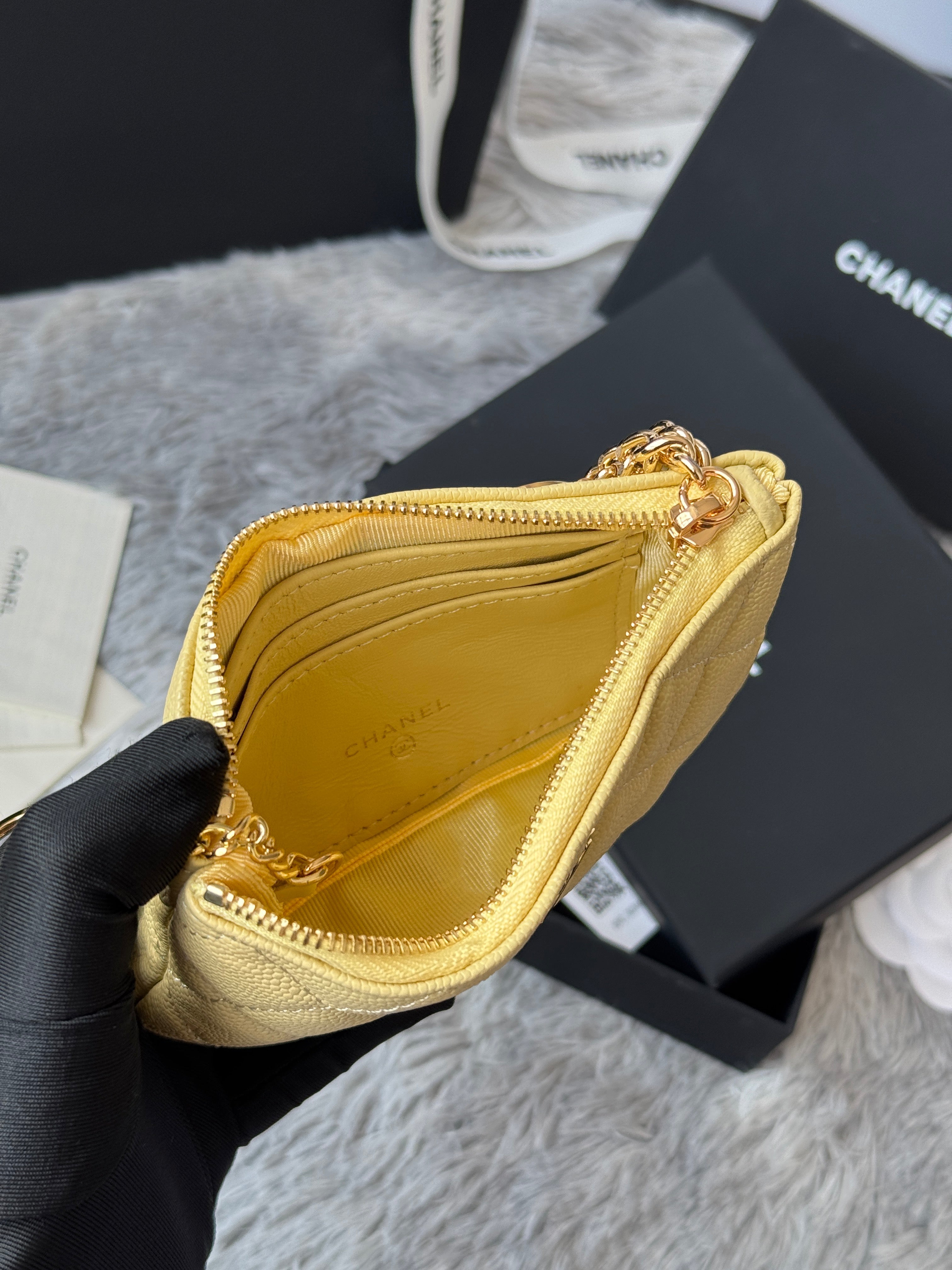 CC CLASSIC ZIPPED POUCH 14 IN YELLOW GRAINED CALFSKIN GOLD-TONE CHARM CHAIN