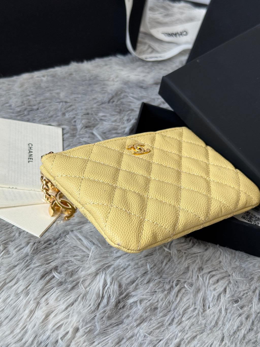 CC CLASSIC ZIPPED POUCH 14 IN YELLOW GRAINED CALFSKIN GOLD-TONE CHARM CHAIN