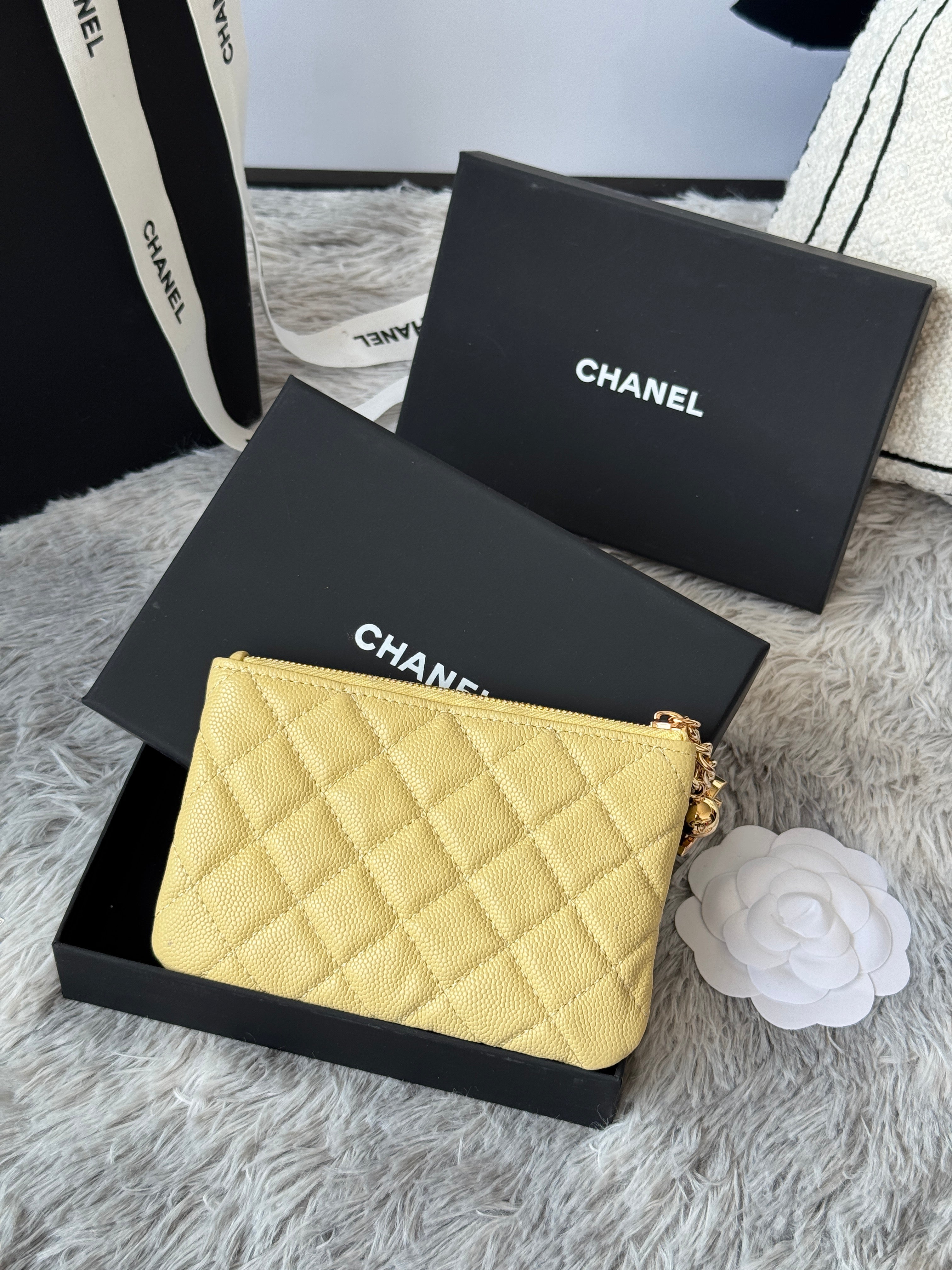 CC CLASSIC ZIPPED POUCH 14 IN YELLOW GRAINED CALFSKIN GOLD-TONE CHARM CHAIN
