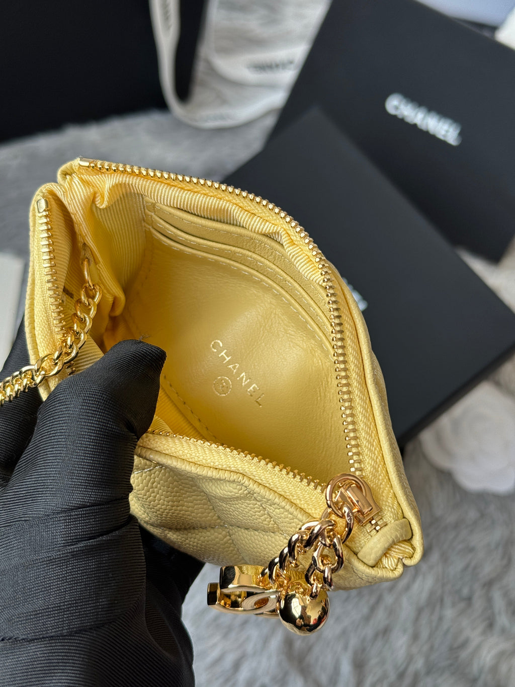 CC CLASSIC ZIPPED POUCH 14 IN YELLOW GRAINED CALFSKIN GOLD-TONE CHARM CHAIN
