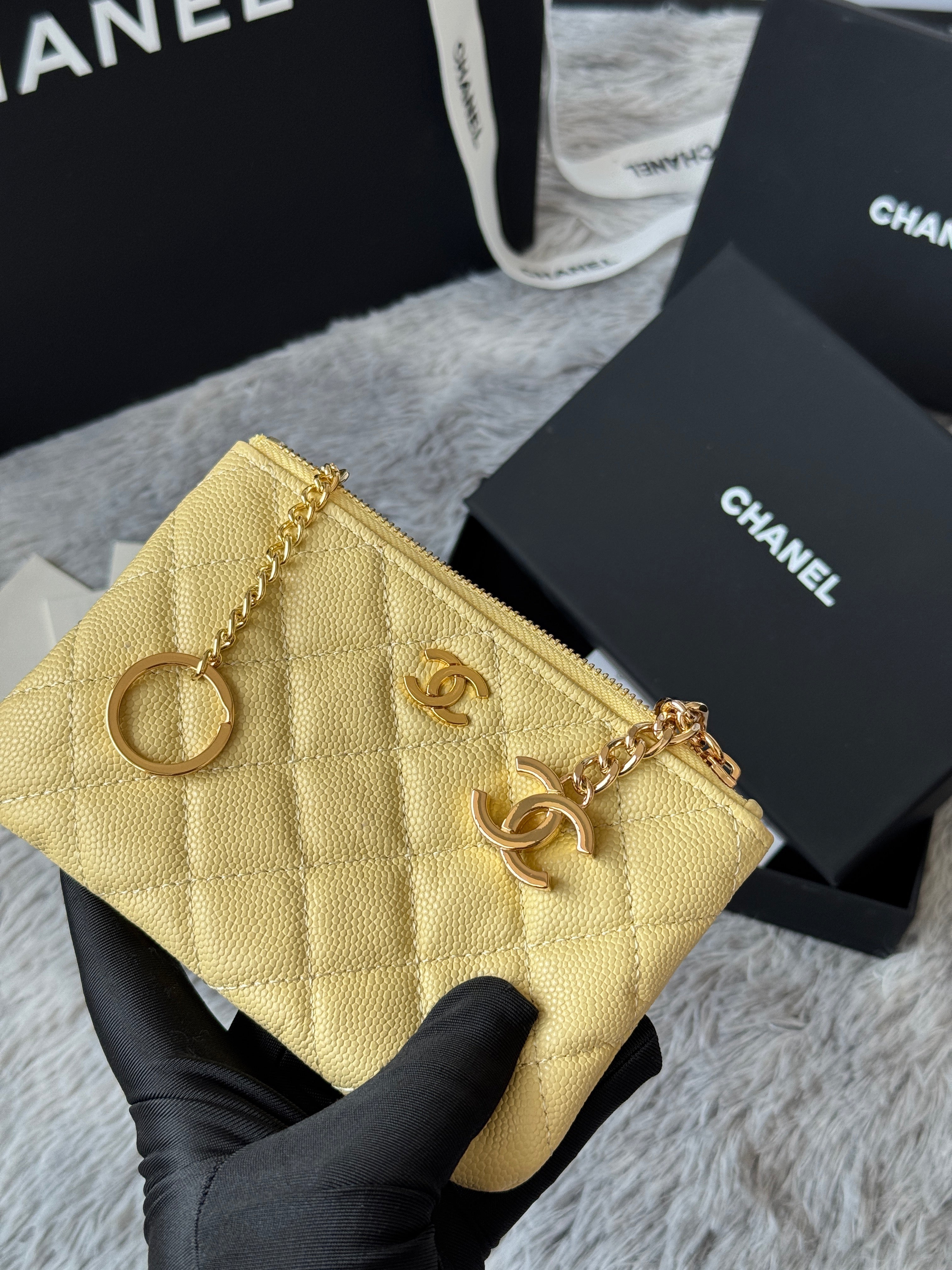 CC CLASSIC ZIPPED POUCH 14 IN YELLOW GRAINED CALFSKIN GOLD-TONE CHARM CHAIN