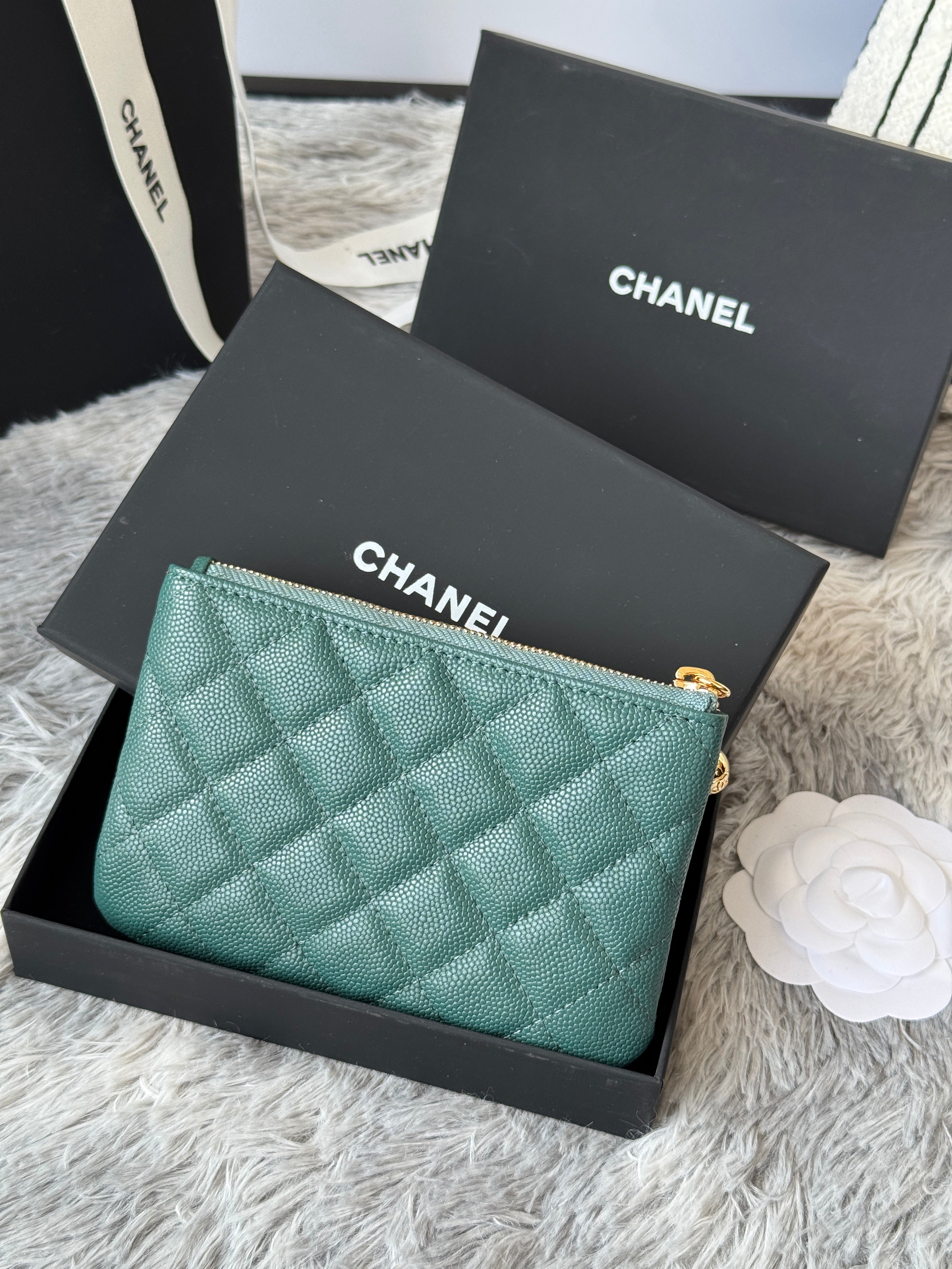 CC CLASSIC ZIPPED POUCH 14 IN NEPTUNE GREEN GRAINED CALFSKIN GOLD-TONE CHARM CHAIN
