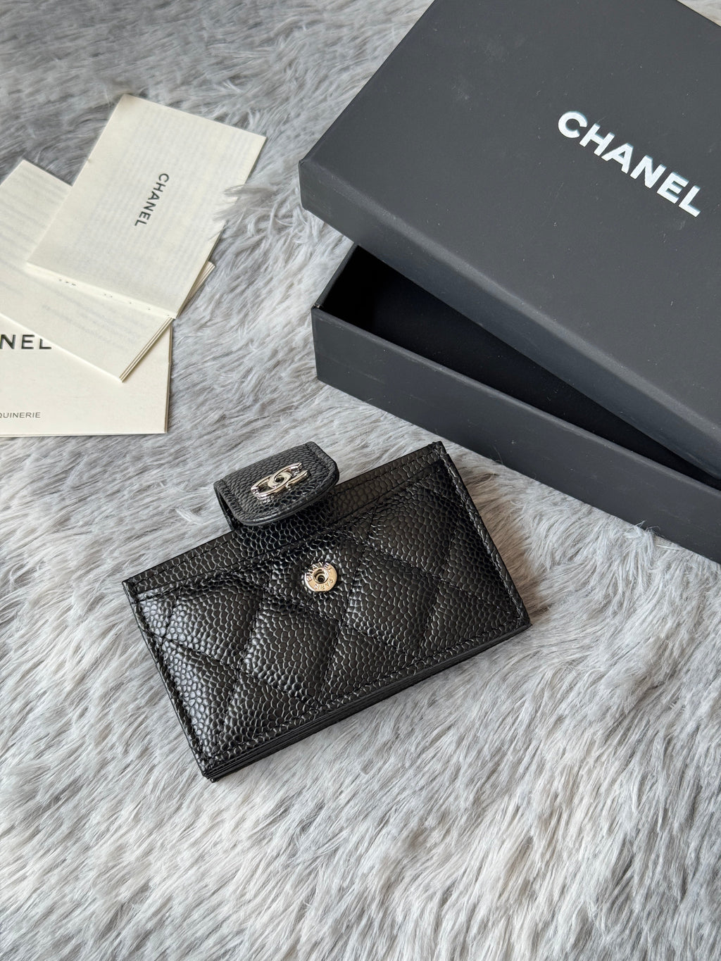 CARD HOLDER 10 CIRCLE CLASP IN BLACK CAVIAR LEATHER SILVER-TONE METALLIC