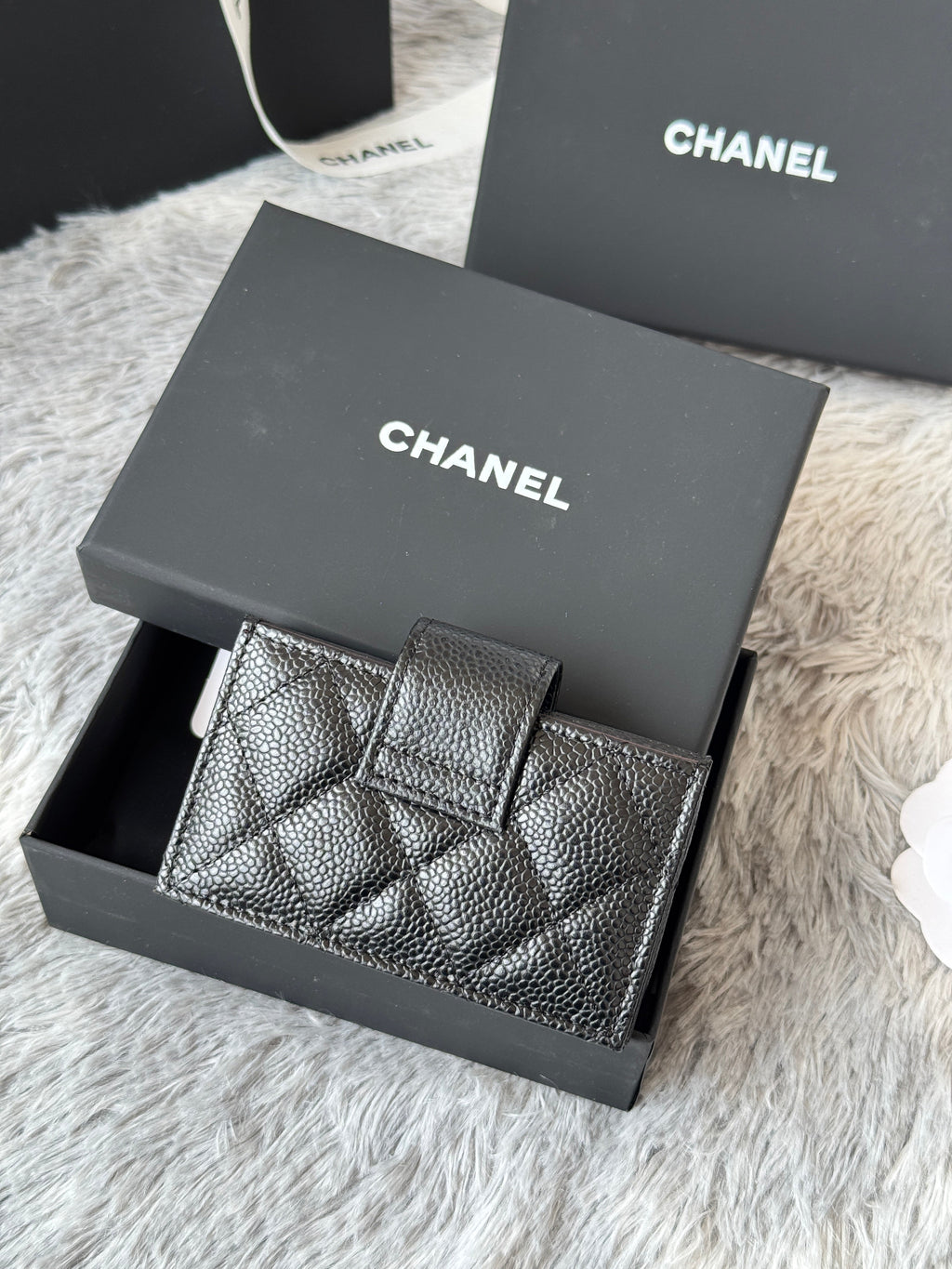 CARD HOLDER 10 CIRCLE CLASP IN BLACK CAVIAR LEATHER SILVER-TONE METALLIC