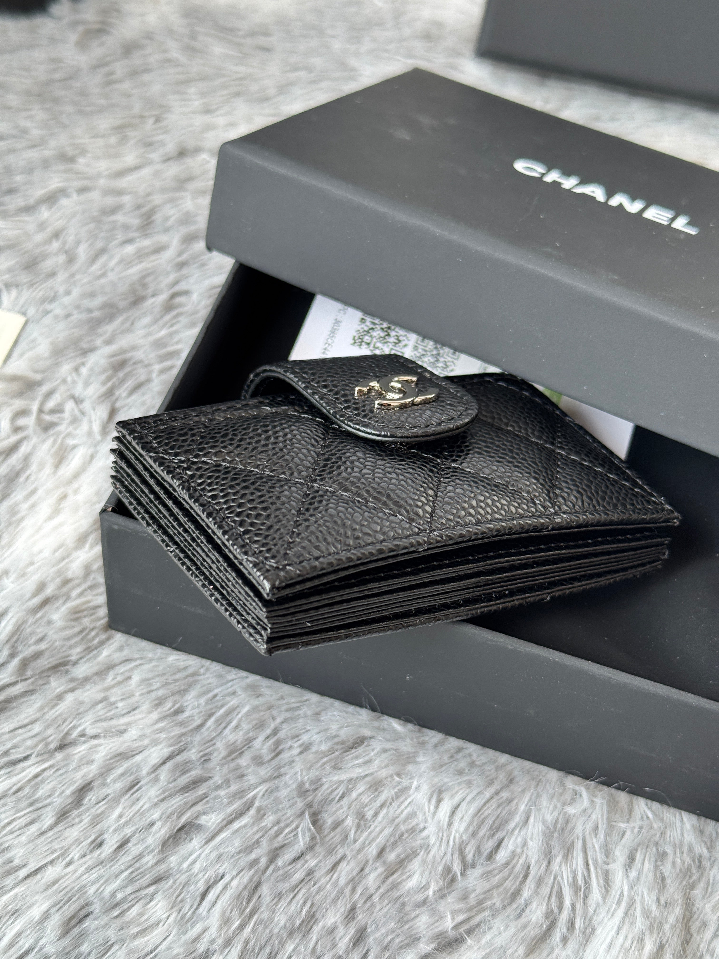 CARD HOLDER 10 CIRCLE CLASP IN BLACK CAVIAR LEATHER SILVER-TONE METALLIC