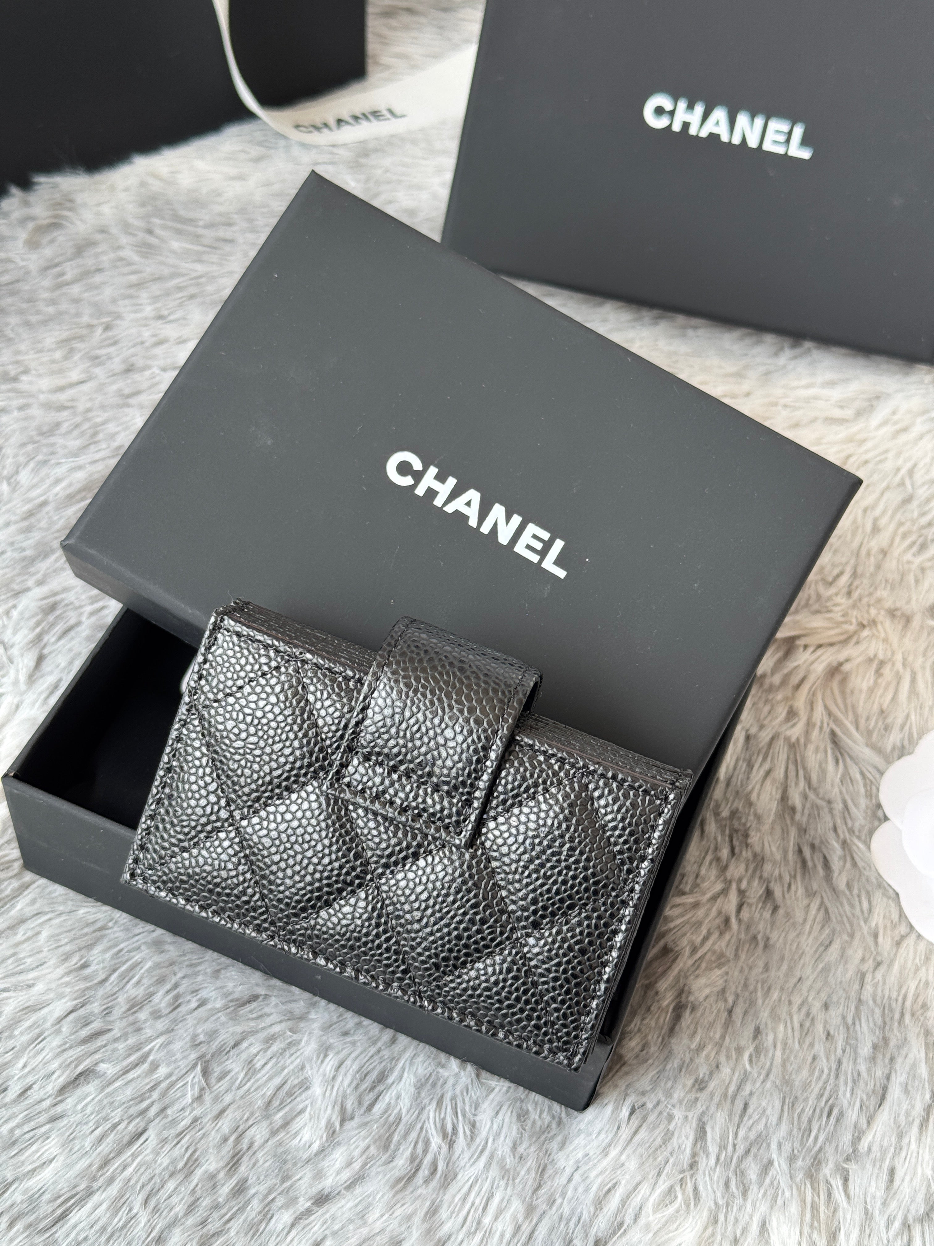CARD HOLDER 10 CIRCLE CLASP IN BLACK CAVIAR LEATHER GOLD-TONE METALLIC