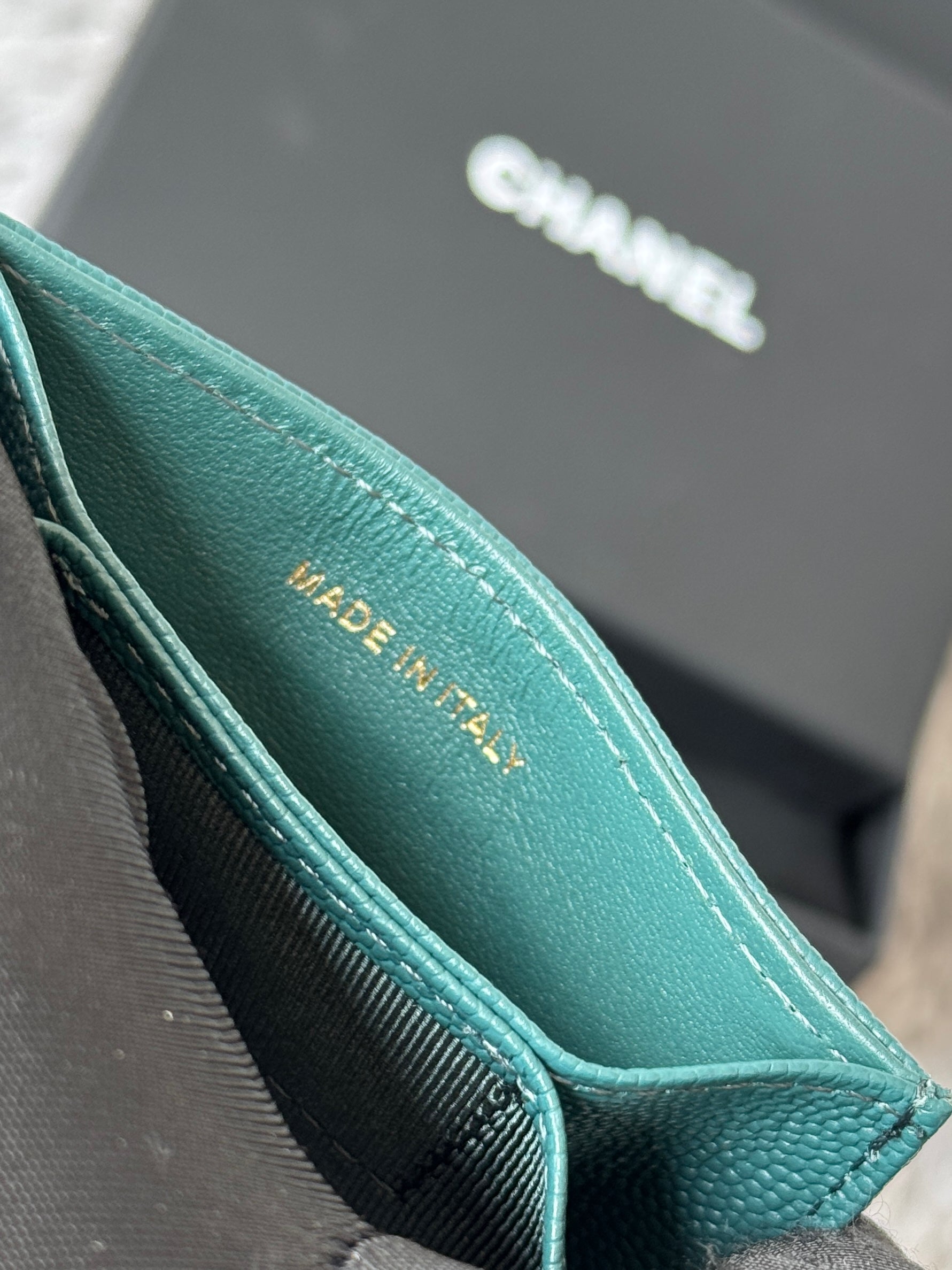 CARD HOLDER 10 CIRCLE CLASP IN NEPTUNE GREEN CAVIAR LEATHER GOLD-TONE METALLIC