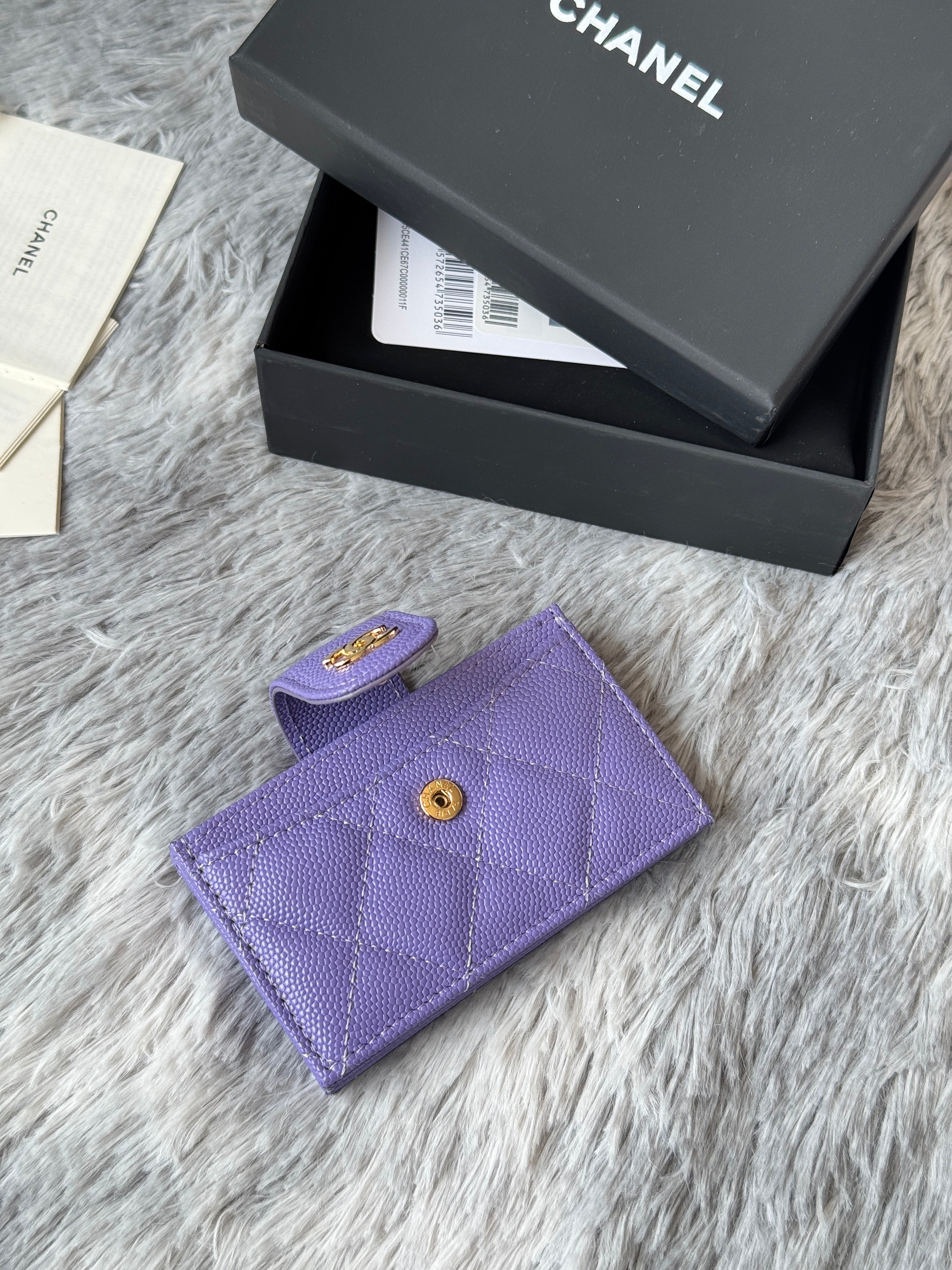 CARD HOLDER 10 CIRCLE CLASP IN BABY PURPLE CAVIAR LEATHER GOLD-TONE METALLIC