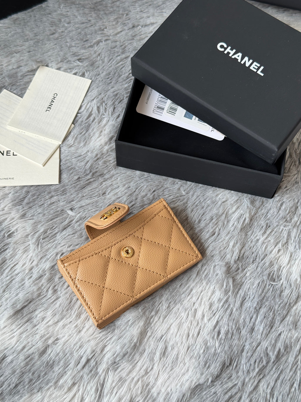 CARD HOLDER 10 CIRCLE CLASP IN LIGHT BROWN CAVIAR LEATHER GOLD-TONE METALLIC