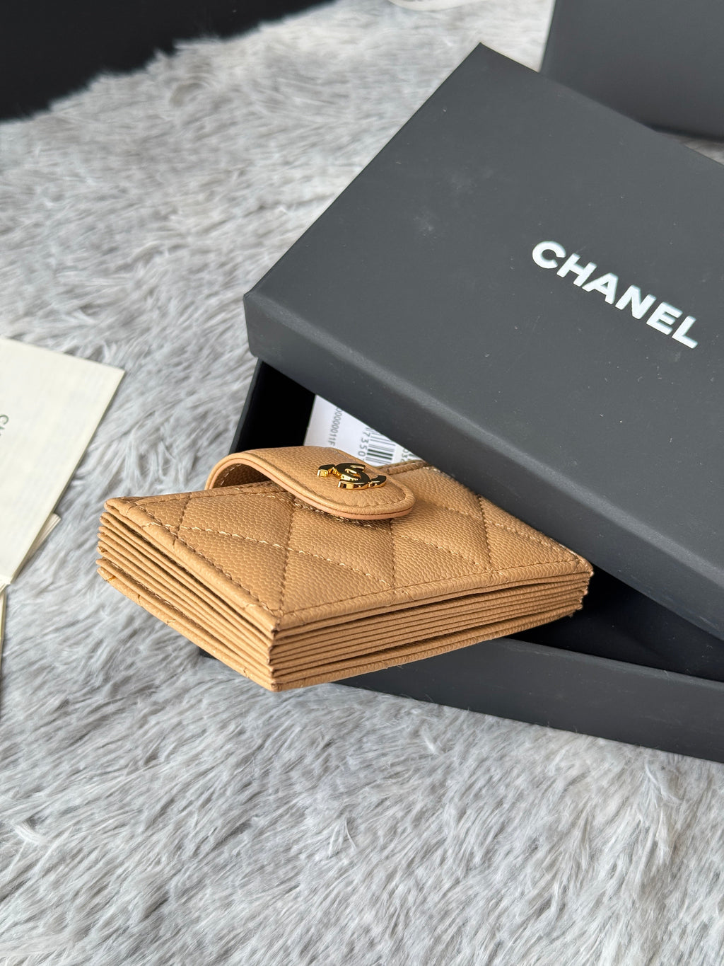 CARD HOLDER 10 CIRCLE CLASP IN LIGHT BROWN CAVIAR LEATHER GOLD-TONE METALLIC