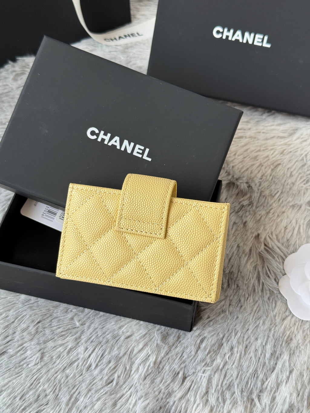 CARD HOLDER 10 CIRCLE CLASP IN YELLOW CAVIAR LEATHER GOLD-TONE METALLIC
