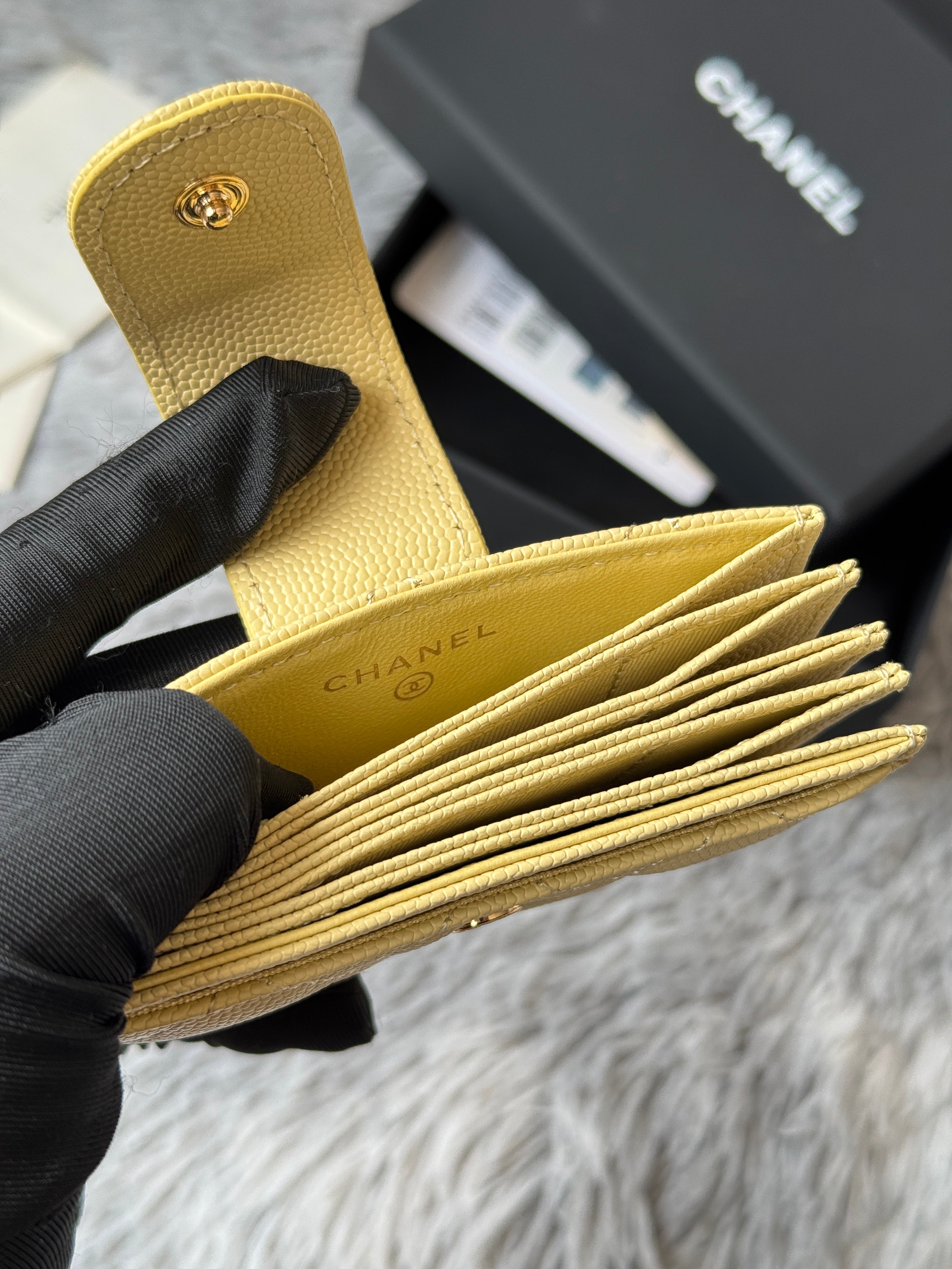 CARD HOLDER 10 CIRCLE CLASP IN YELLOW CAVIAR LEATHER GOLD-TONE METALLIC